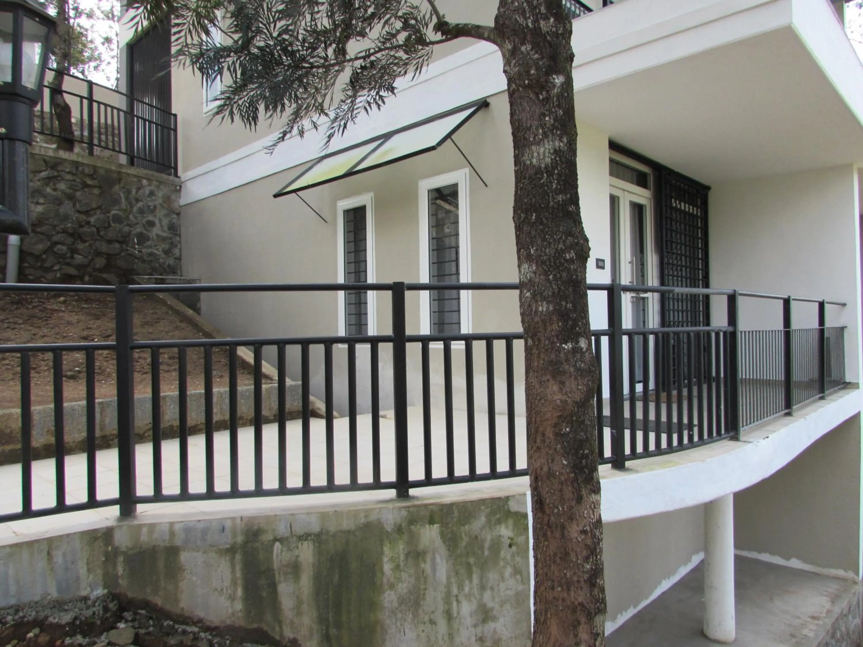 Facade/entrance in Falcon Crest