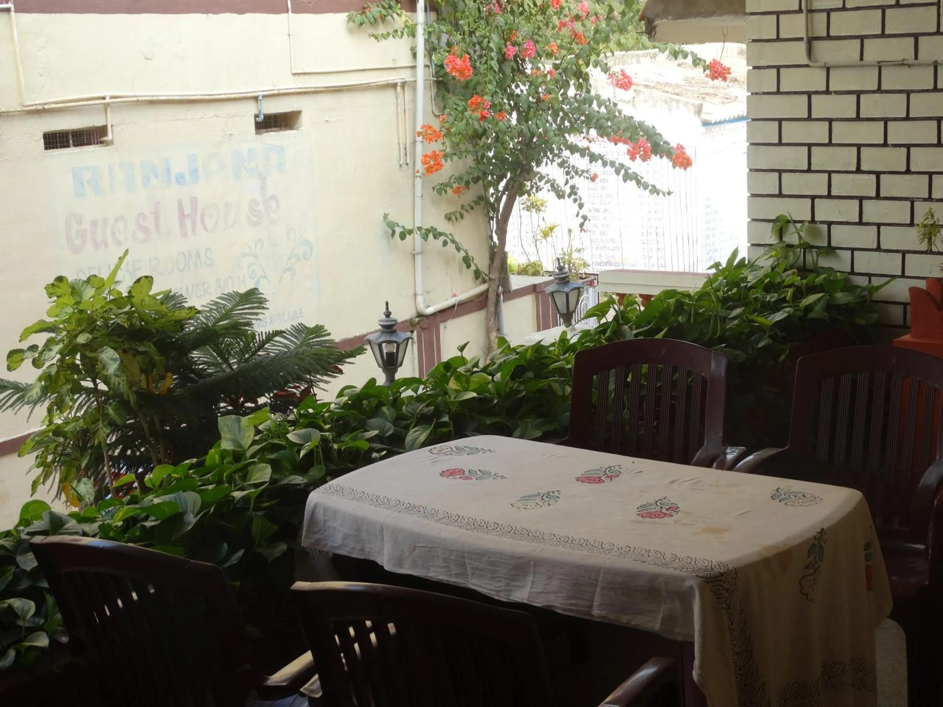 Restaurant/places to eat in Padmaa Hampi Villa