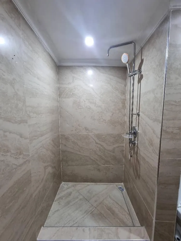 Shower in Peacock Hotel