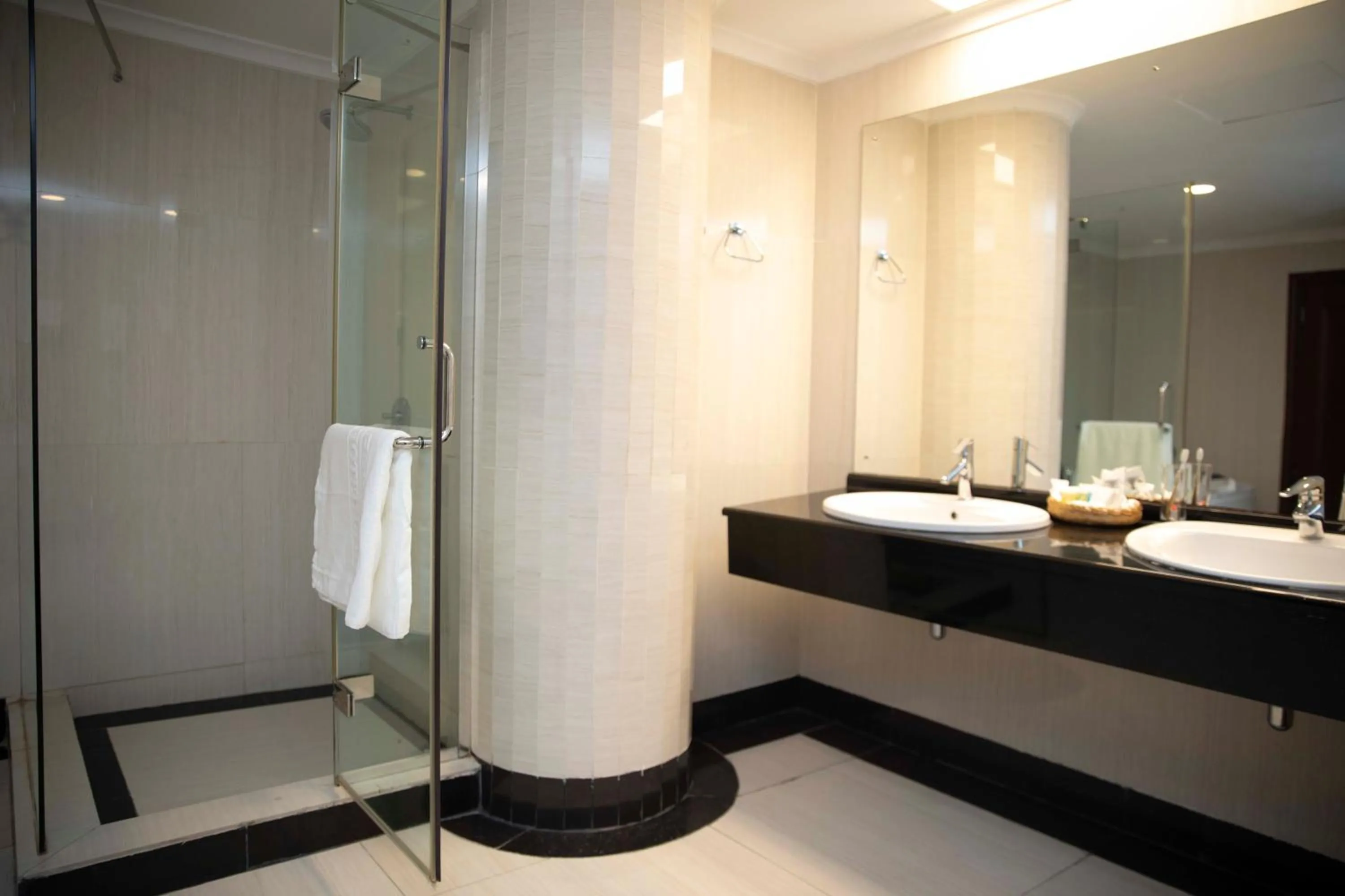 Bathroom in Peacock Hotel