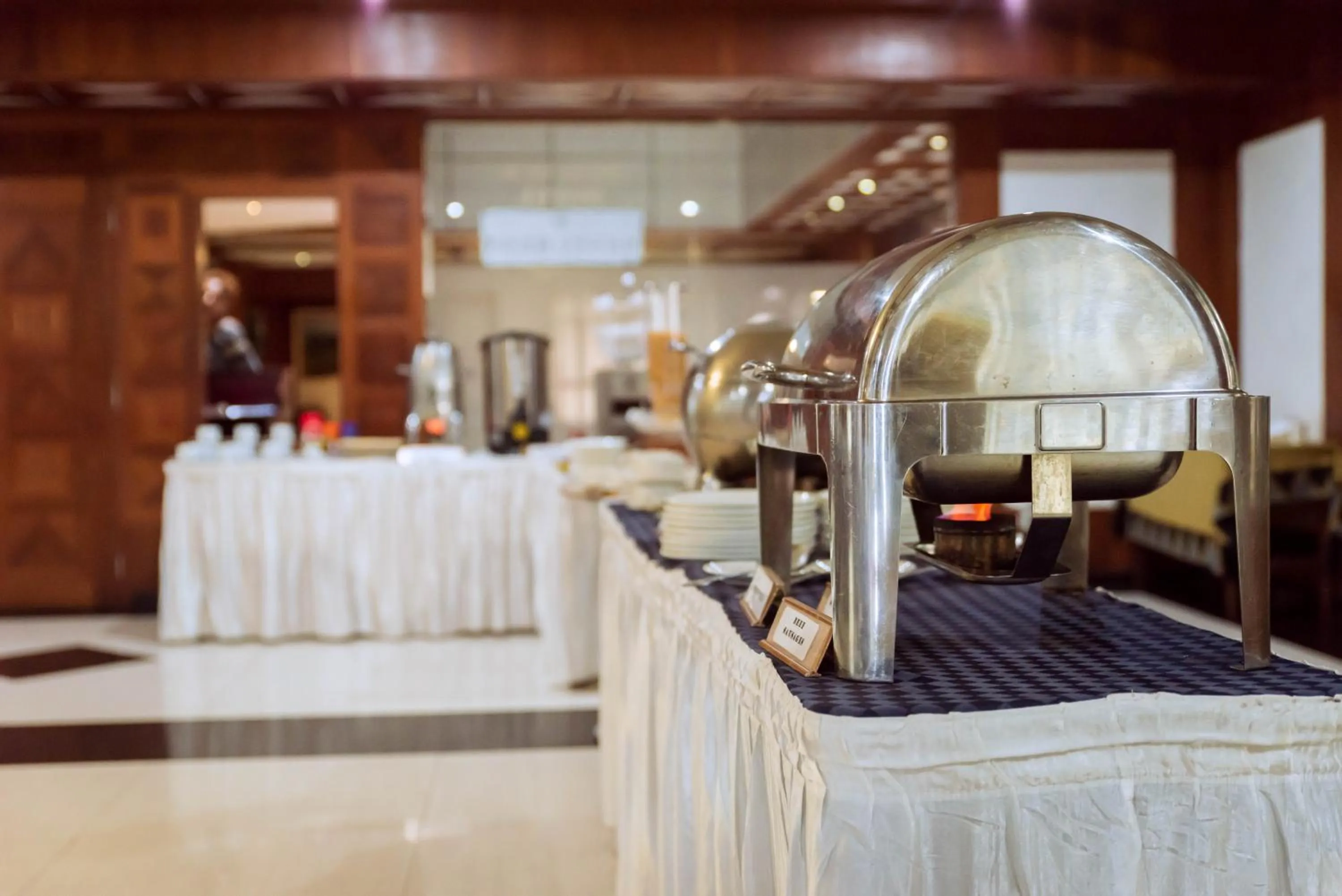 Restaurant/places to eat in Peacock Hotel