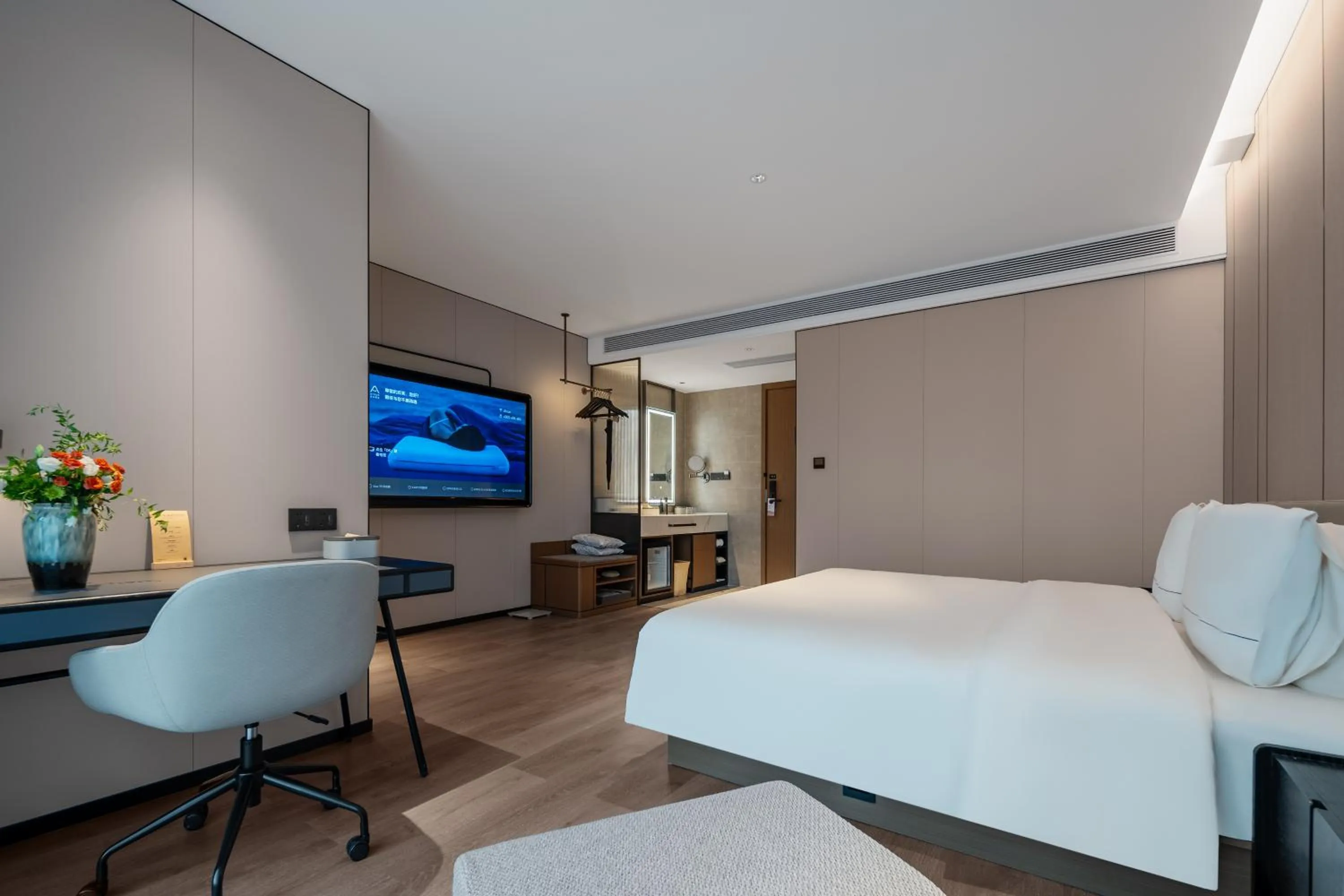 Photo of the whole room, Bed in Atour Hotel Chongqing Jiangbei Airport Huanshan Park