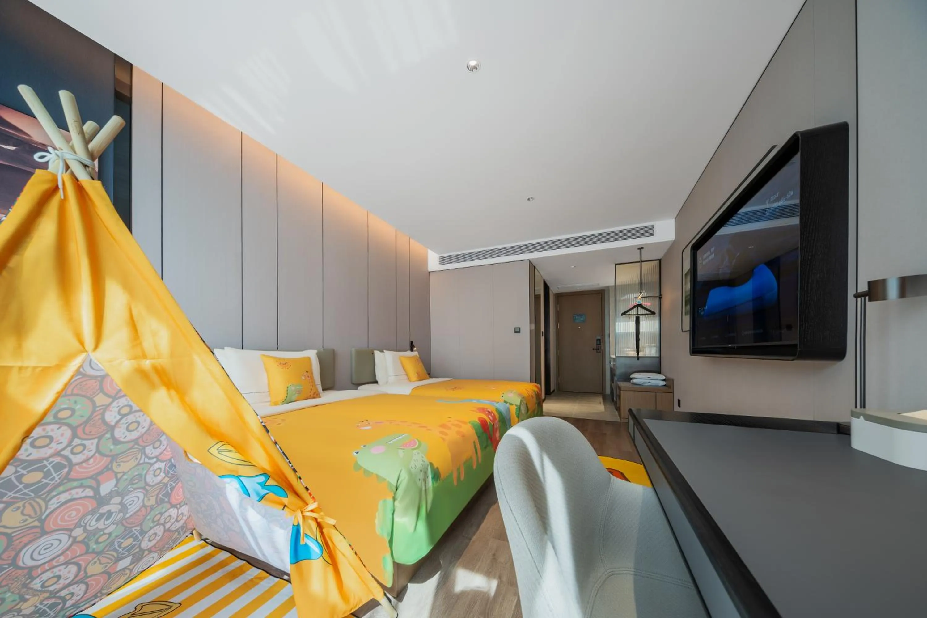 Photo of the whole room, Bed in Atour Hotel Chongqing Jiangbei Airport Huanshan Park