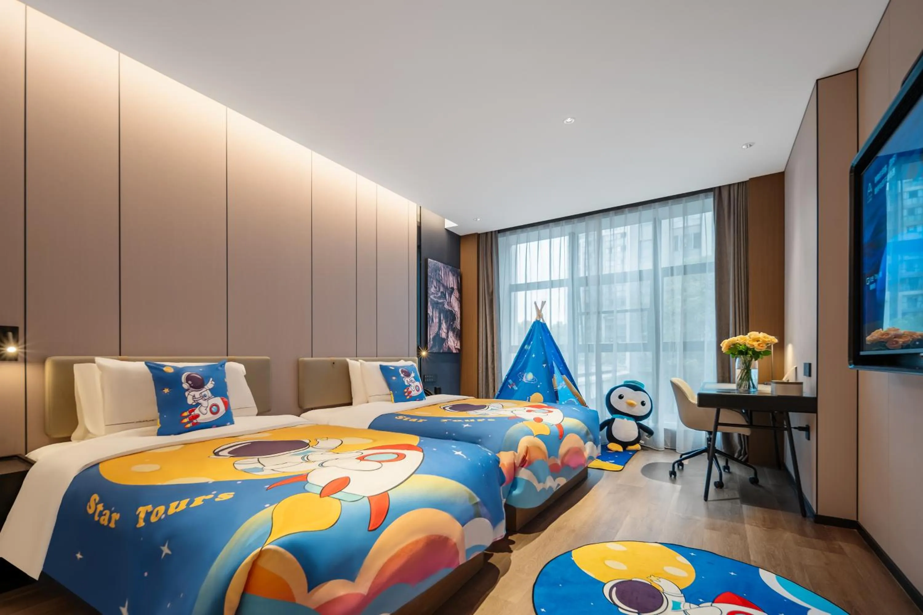 Photo of the whole room, Bed in Atour Hotel Chongqing Jiangbei Airport Huanshan Park