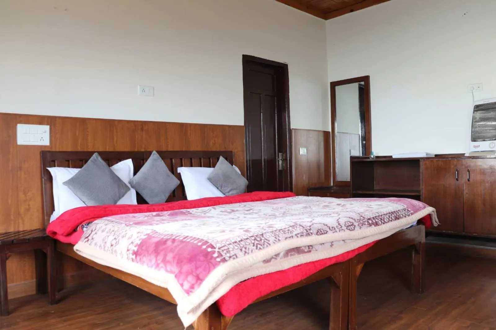 Bed in Deodar Cottage - 3BHK Villa by DeodarStays