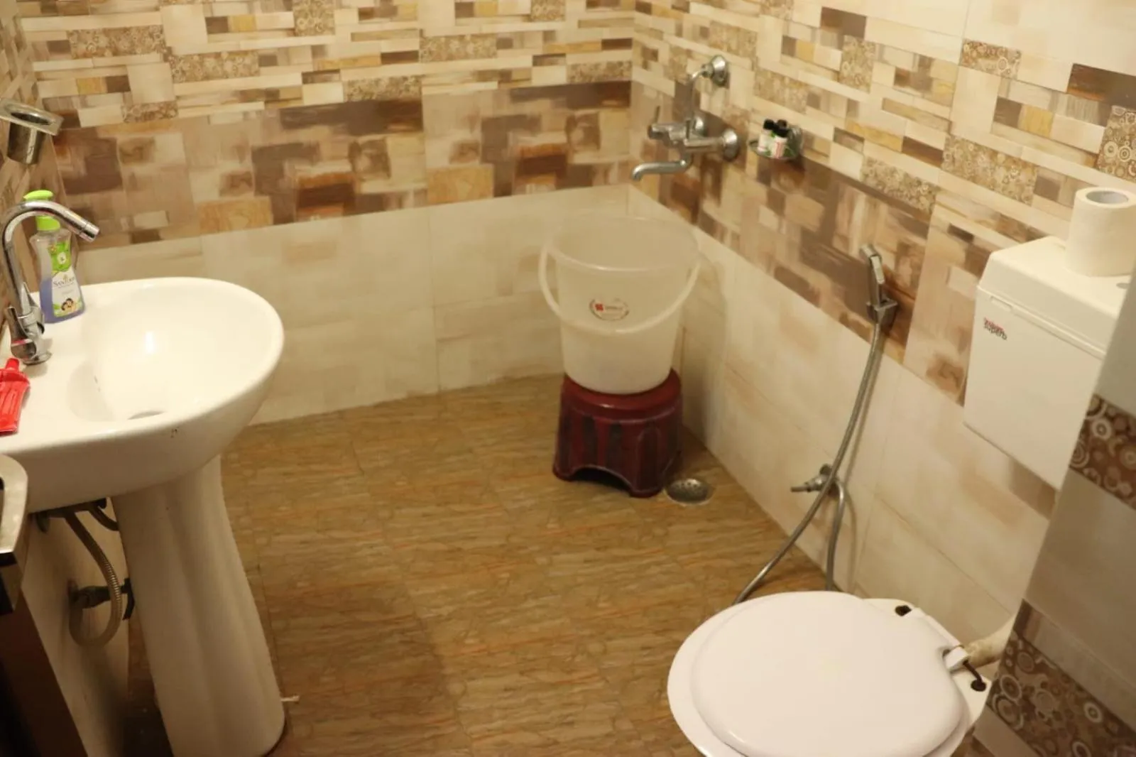 Shower in Deodar Cottage - 3BHK Villa by DeodarStays