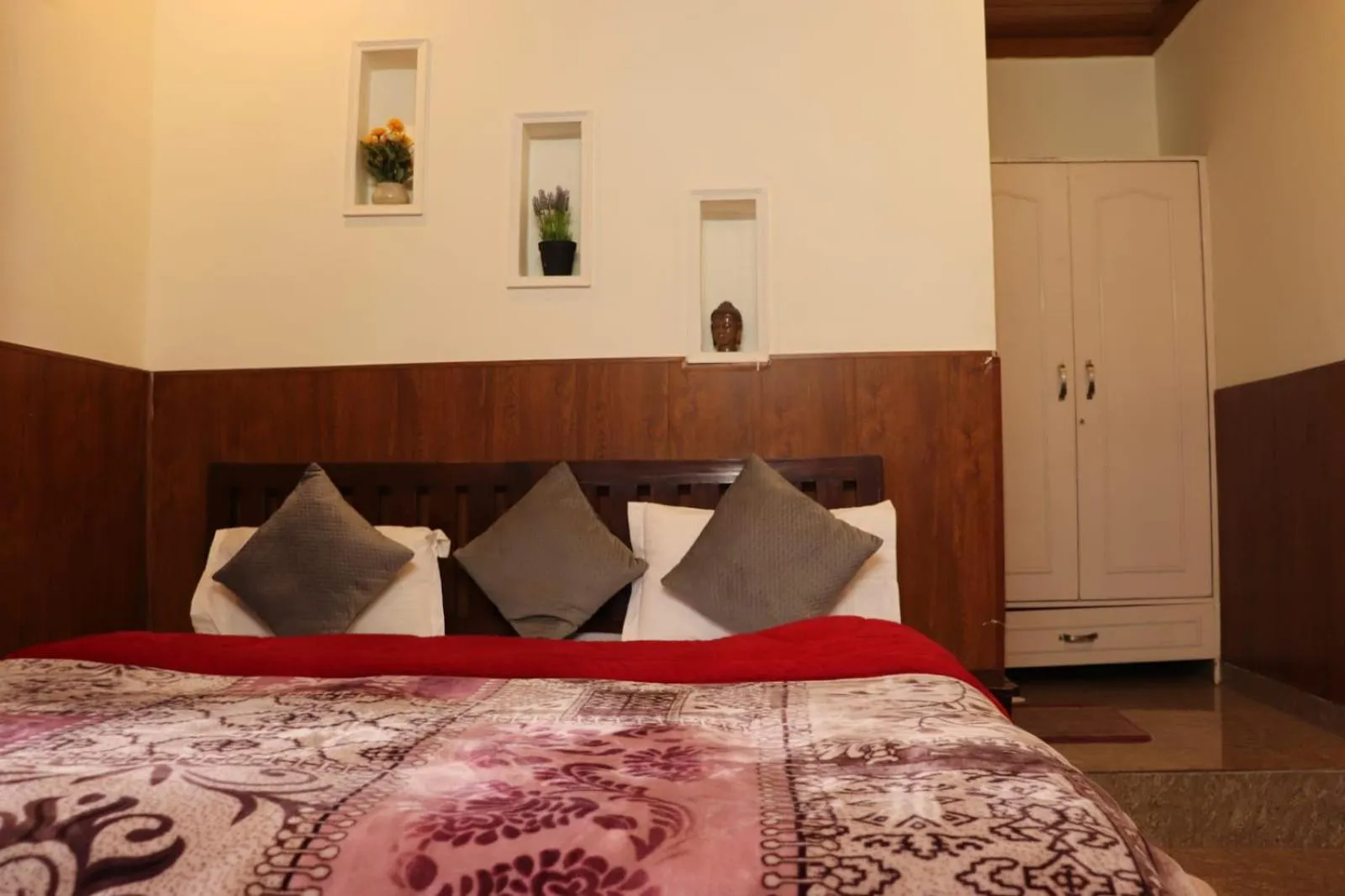 Bed in Deodar Cottage - 3BHK Villa by DeodarStays