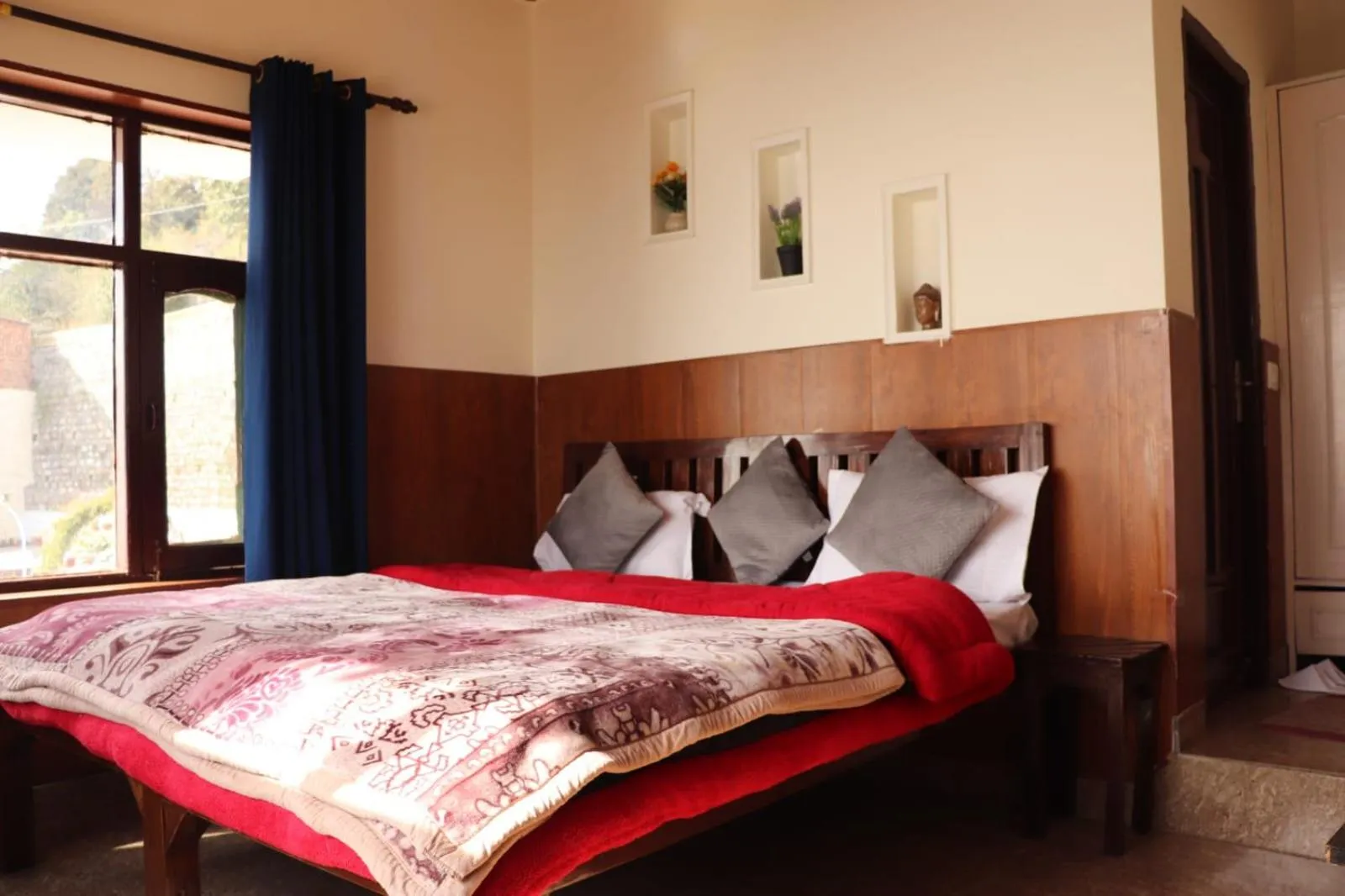 Bed in Deodar Cottage - 3BHK Villa by DeodarStays