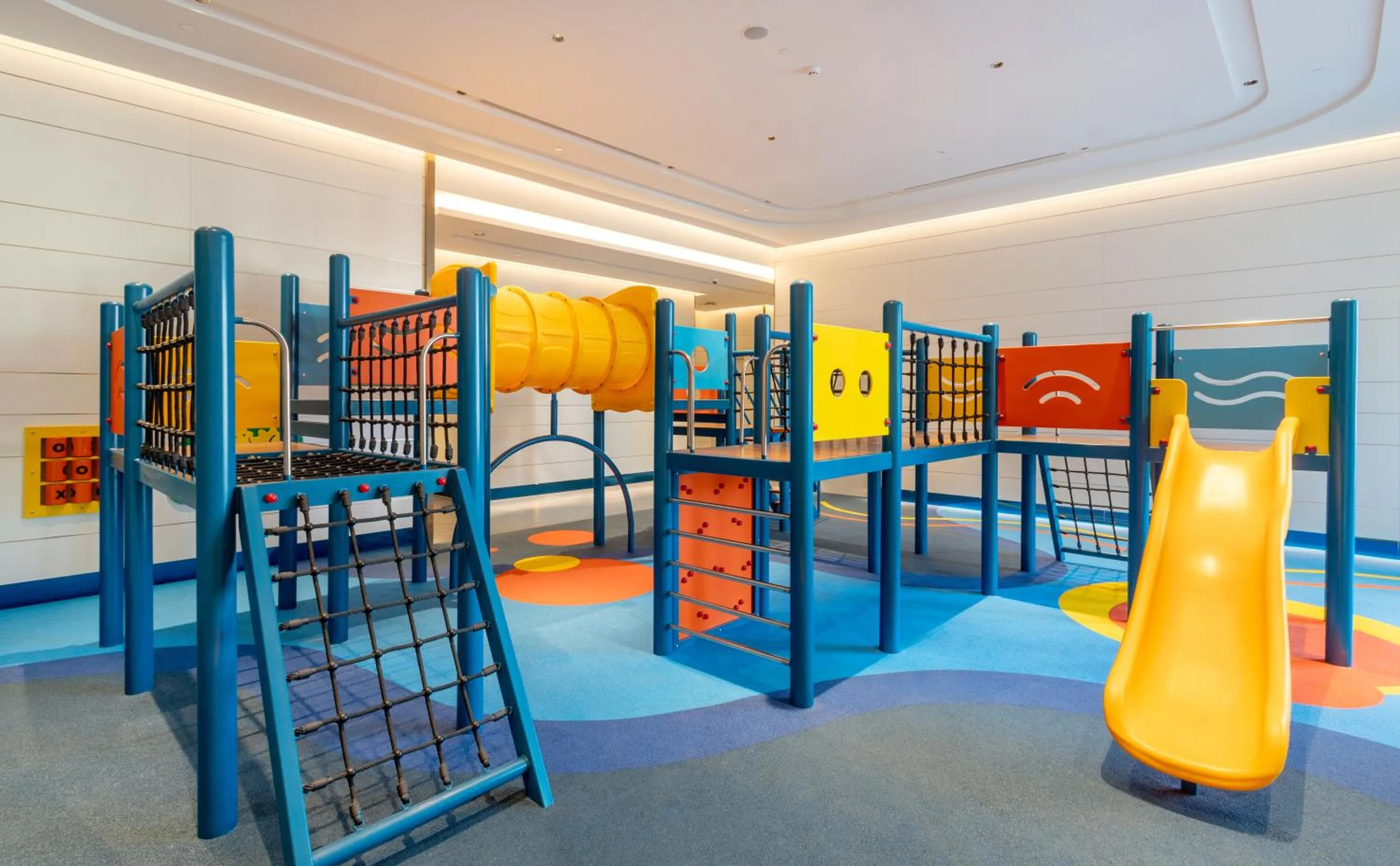 Children play ground, Bed in Grande Centre Point Lumphini Bangkok