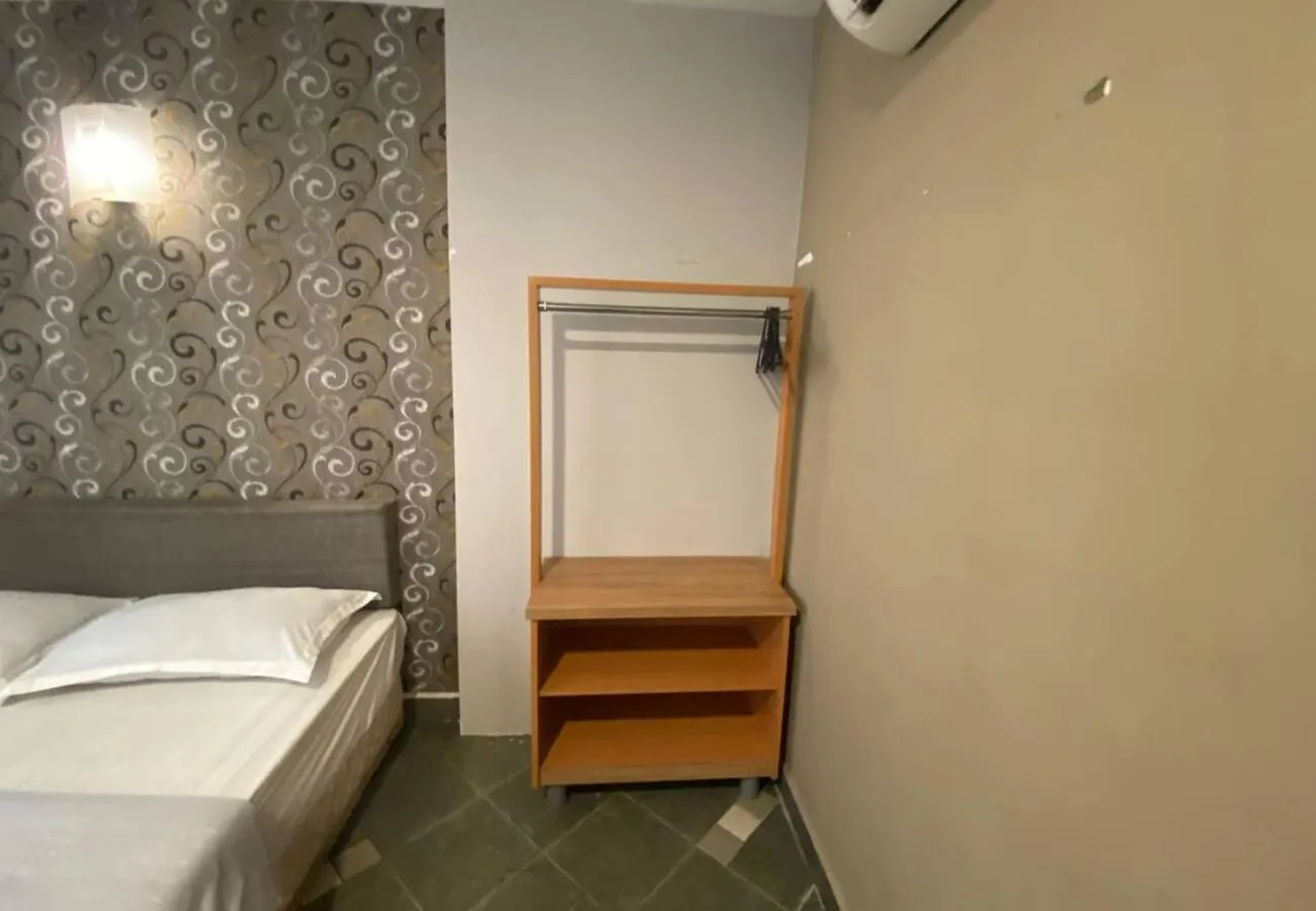 wardrobe, Bed in Hotel Harbour Inn