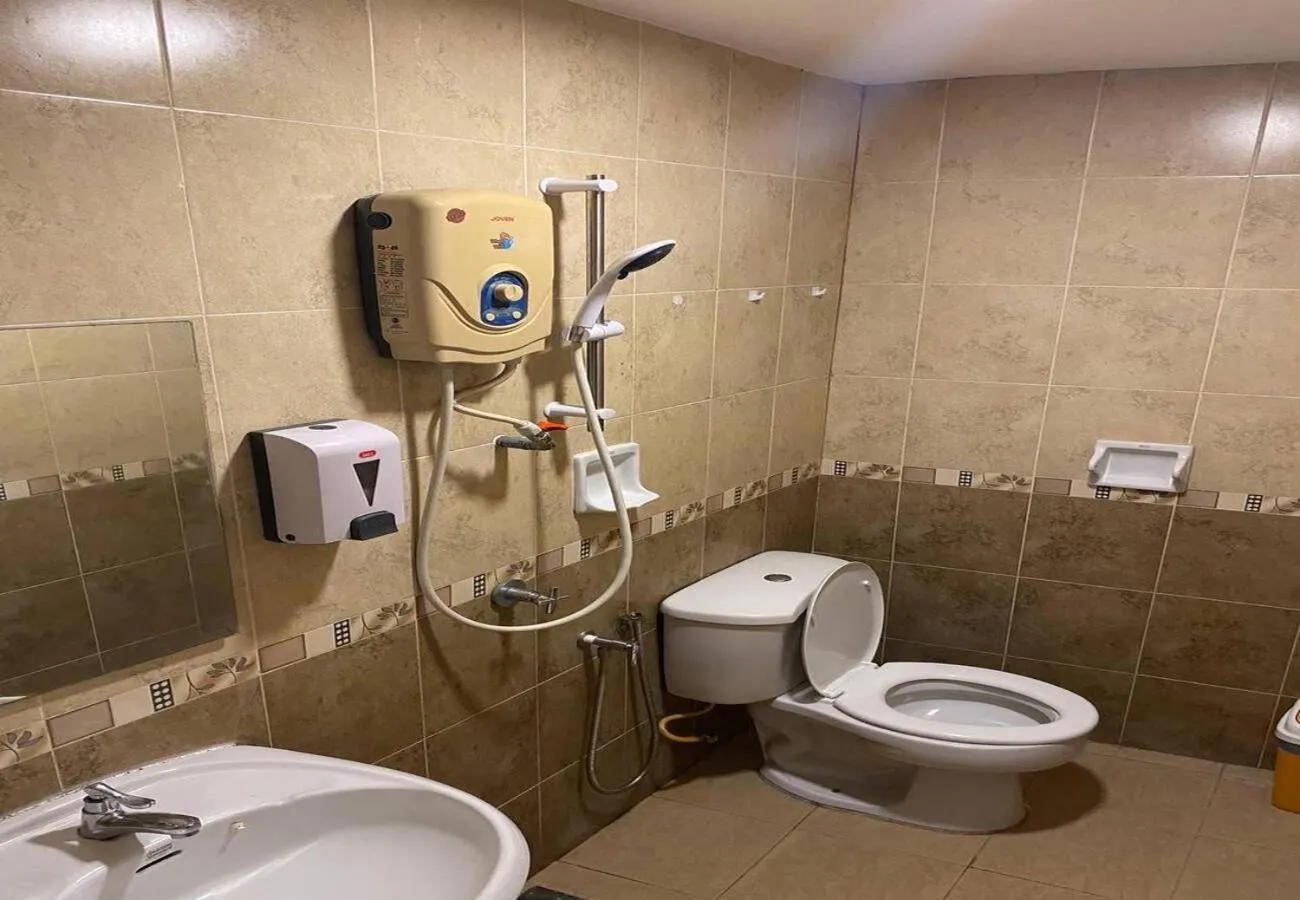 Shower in Hotel Harbour Inn