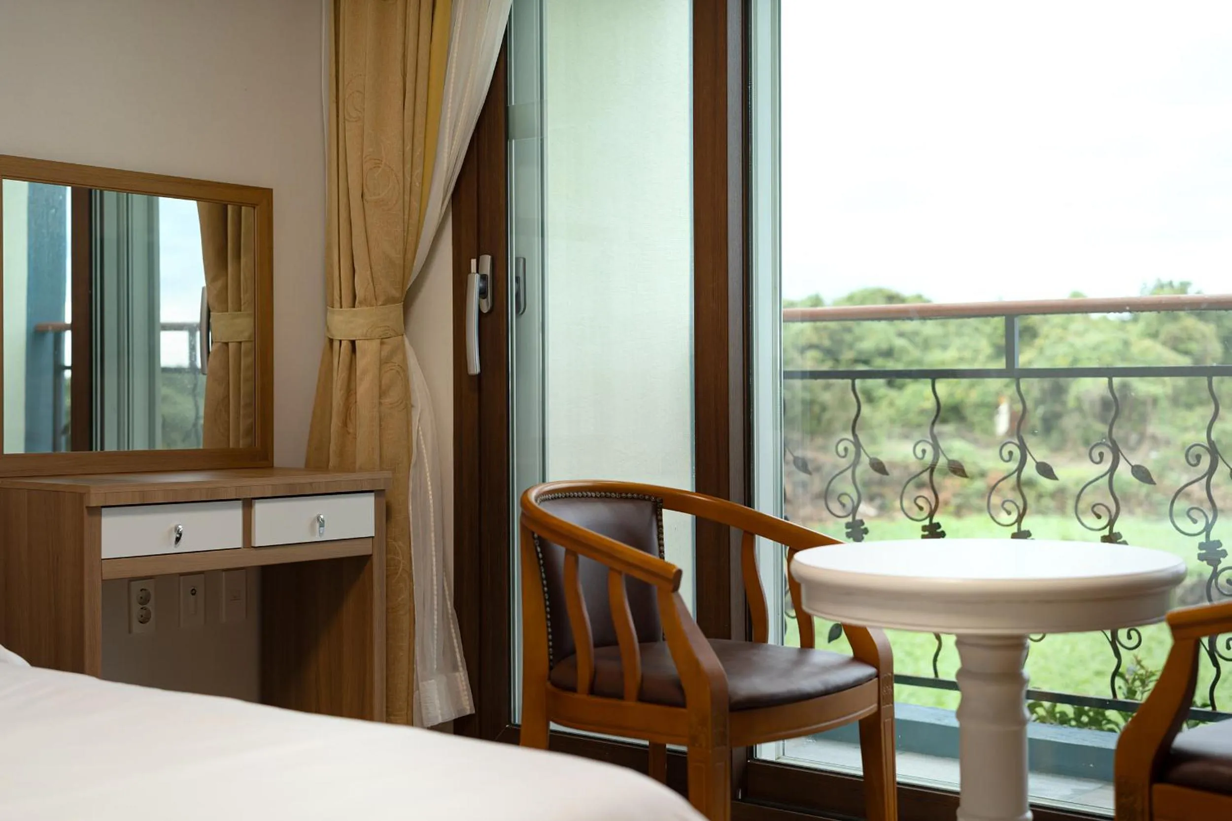 Balcony/Terrace, Bed in FromH T Resort Jeju Seongsan