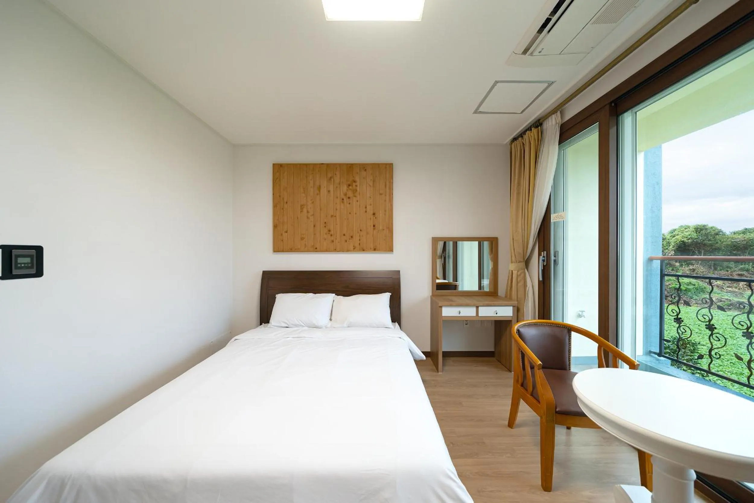 Bedroom, Bed in FromH T Resort Jeju Seongsan