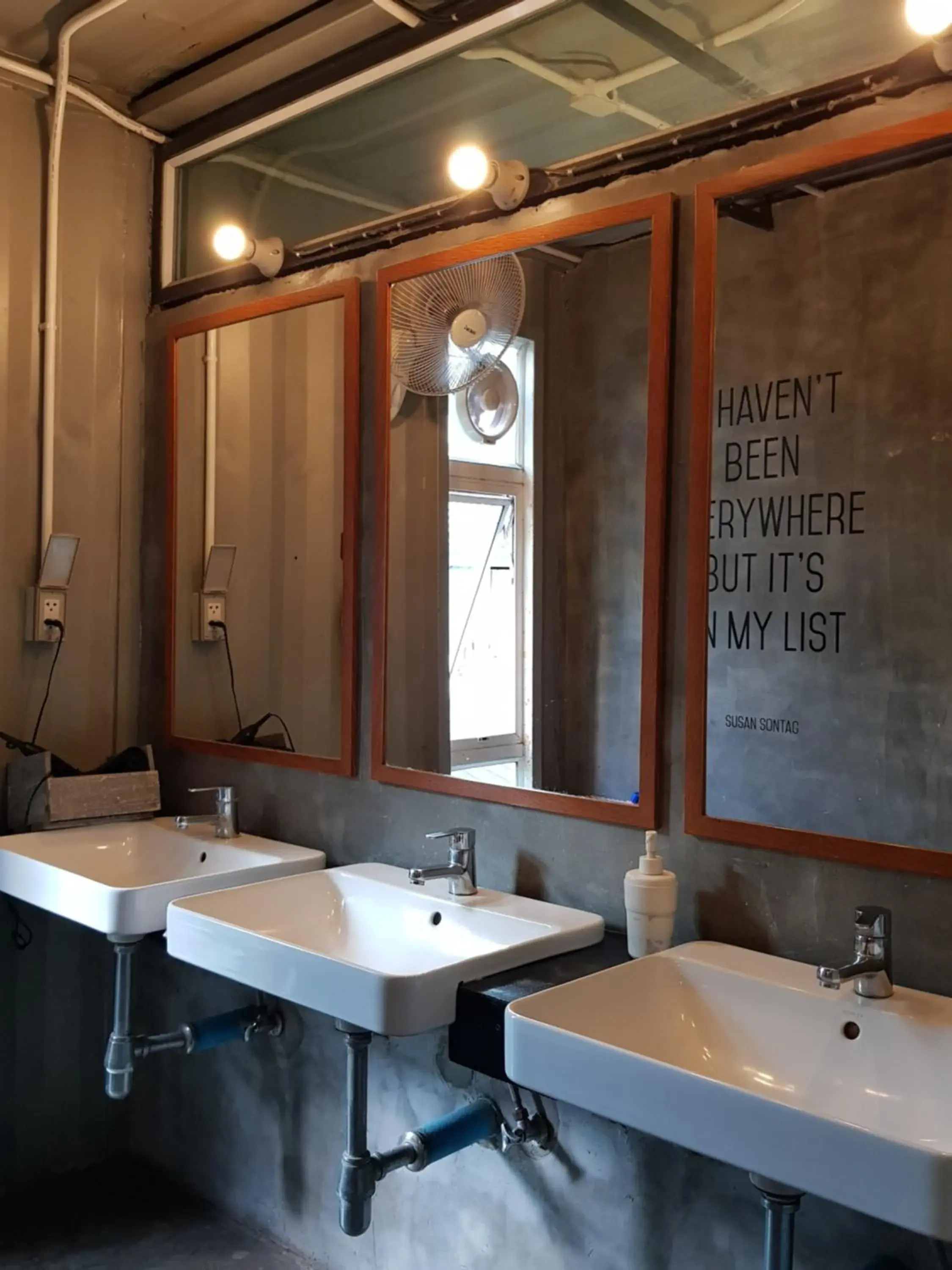 Private Room with Shared Bathroom in The Yard Bangkok Hostel Private Room with Shared Bathroom in The Yard Bangkok Hostel