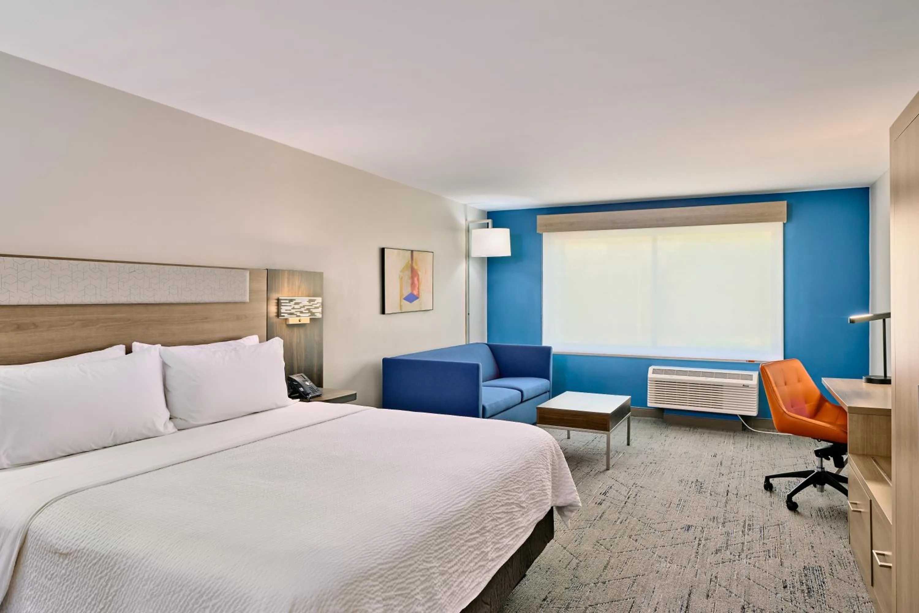 Bed in Holiday Inn Express & Suites Diamond by IHG