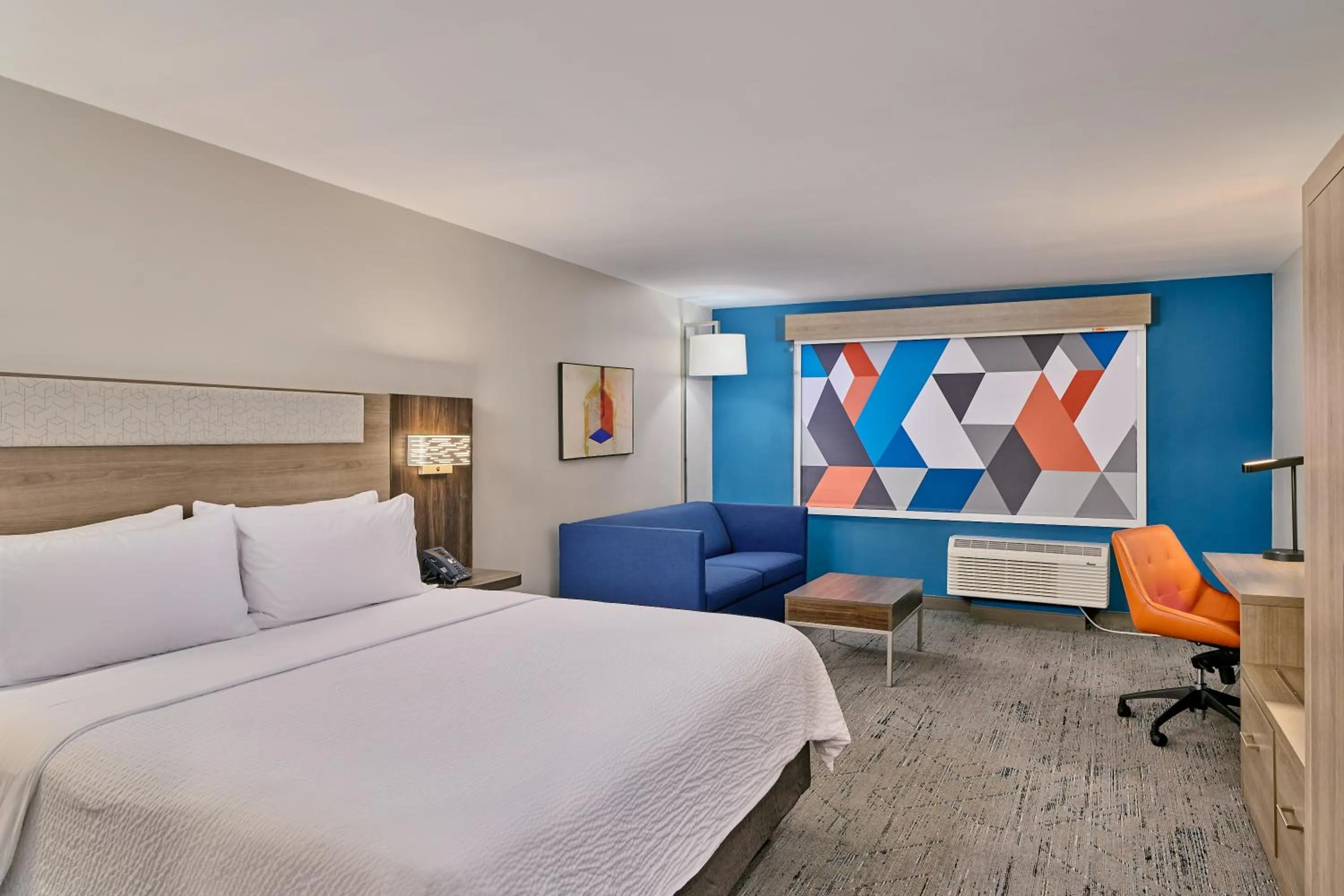 Bed in Holiday Inn Express & Suites Diamond by IHG