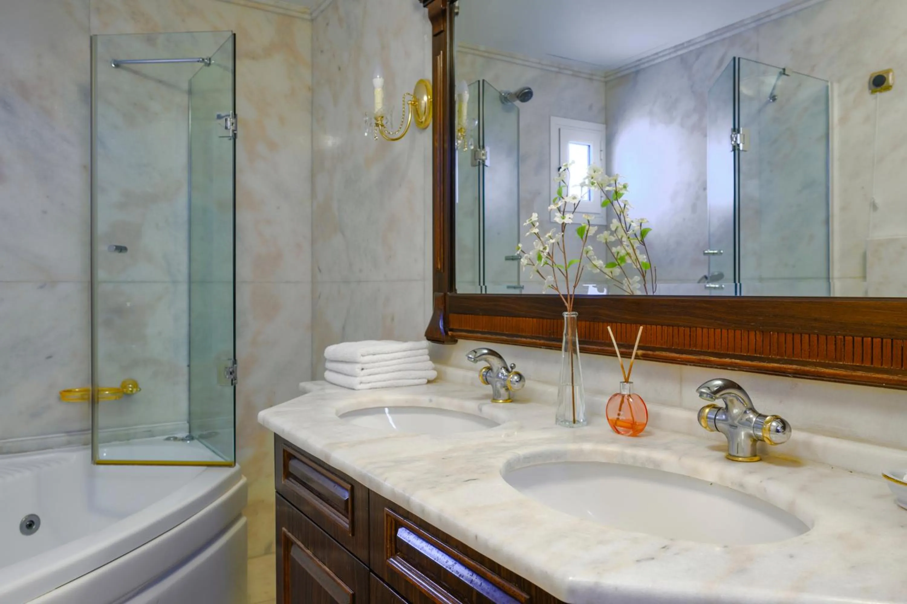 Bath in EONA BEACH RESORT by Greek Pride