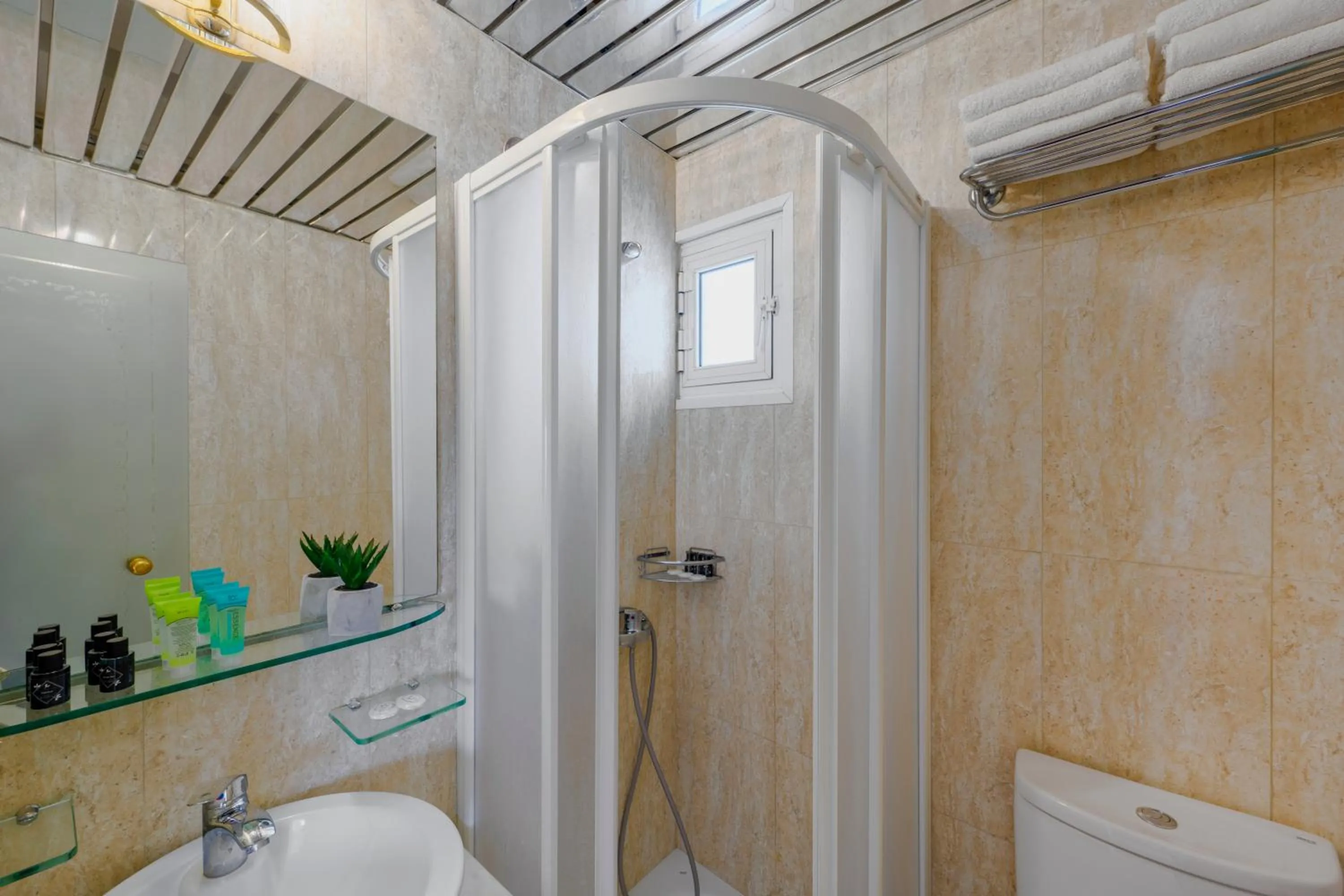 Shower in EONA BEACH RESORT by Greek Pride