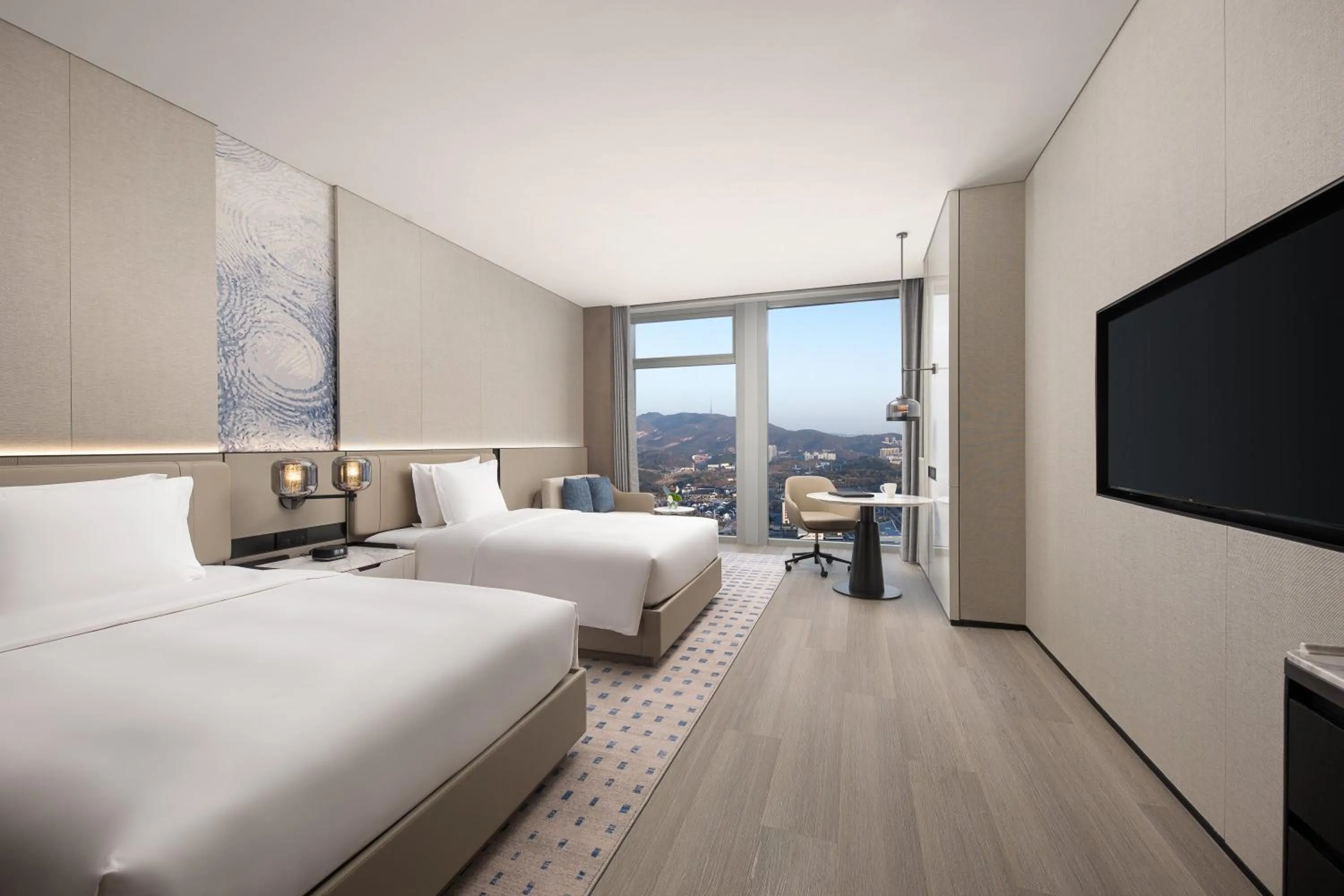 Photo of the whole room, Bed in Crowne Plaza Jingmen by IHG