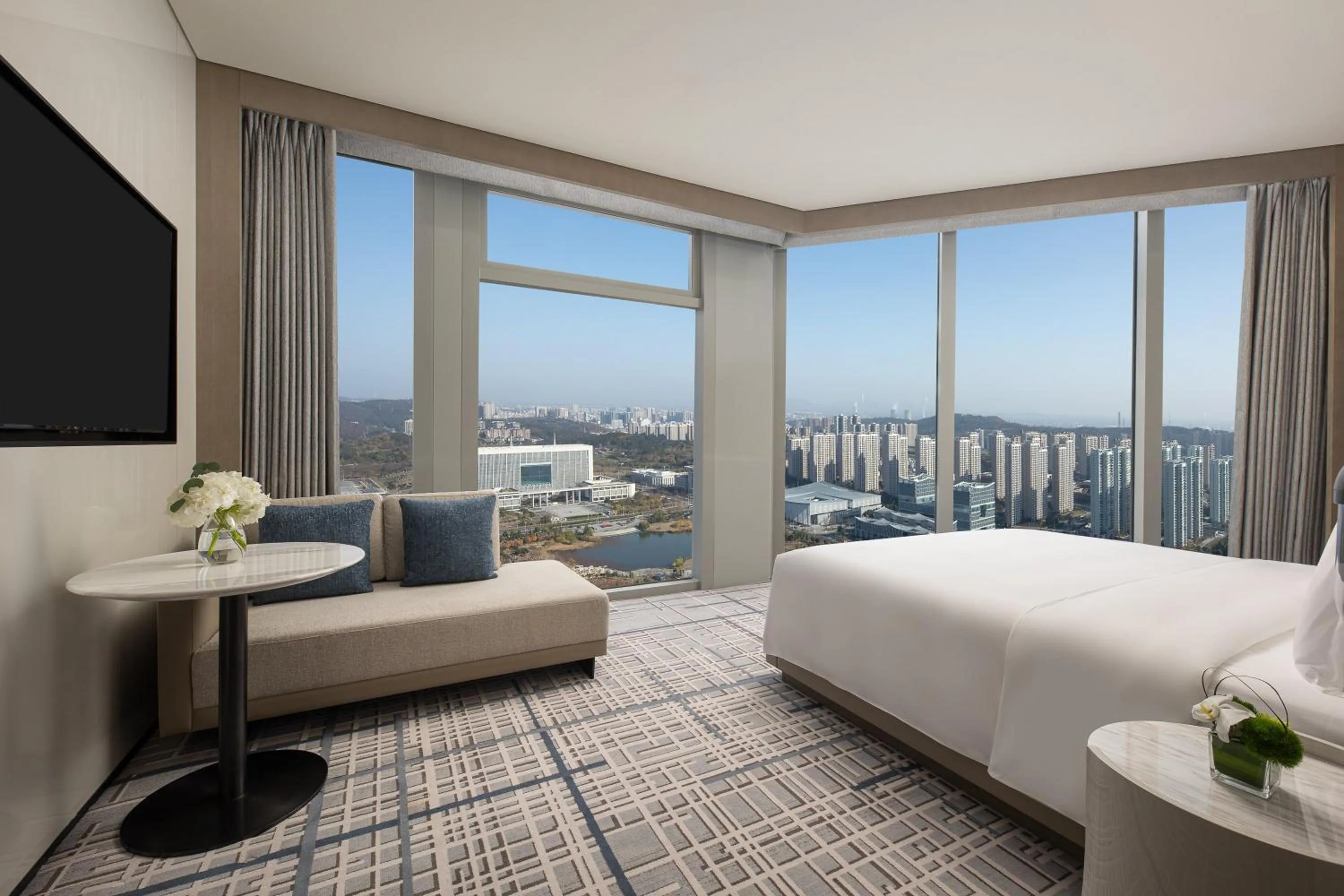 Photo of the whole room, Bed in Crowne Plaza Jingmen by IHG