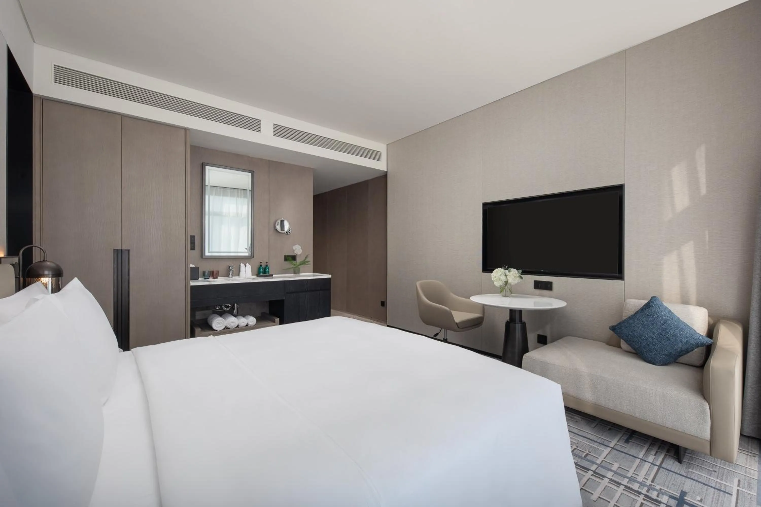 Photo of the whole room, Bed in Crowne Plaza Jingmen by IHG