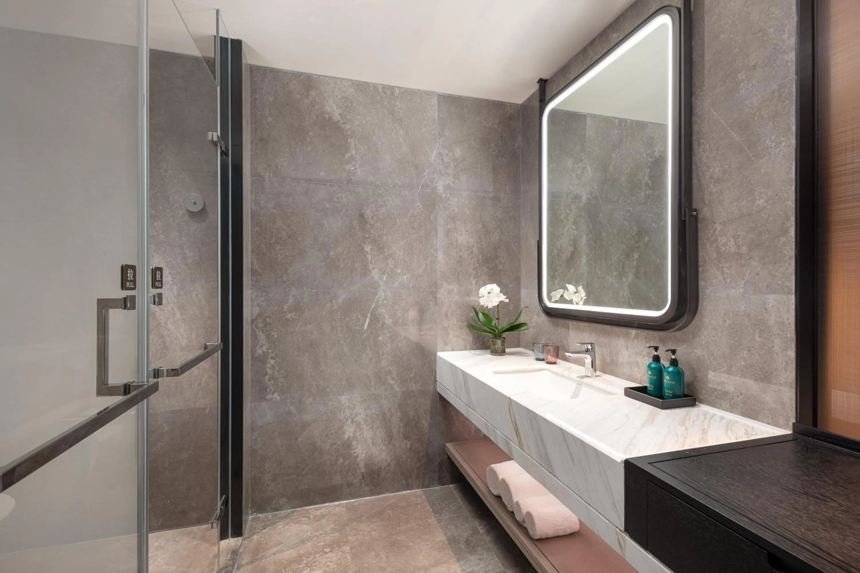 Photo of the whole room in Crowne Plaza Jingmen by IHG