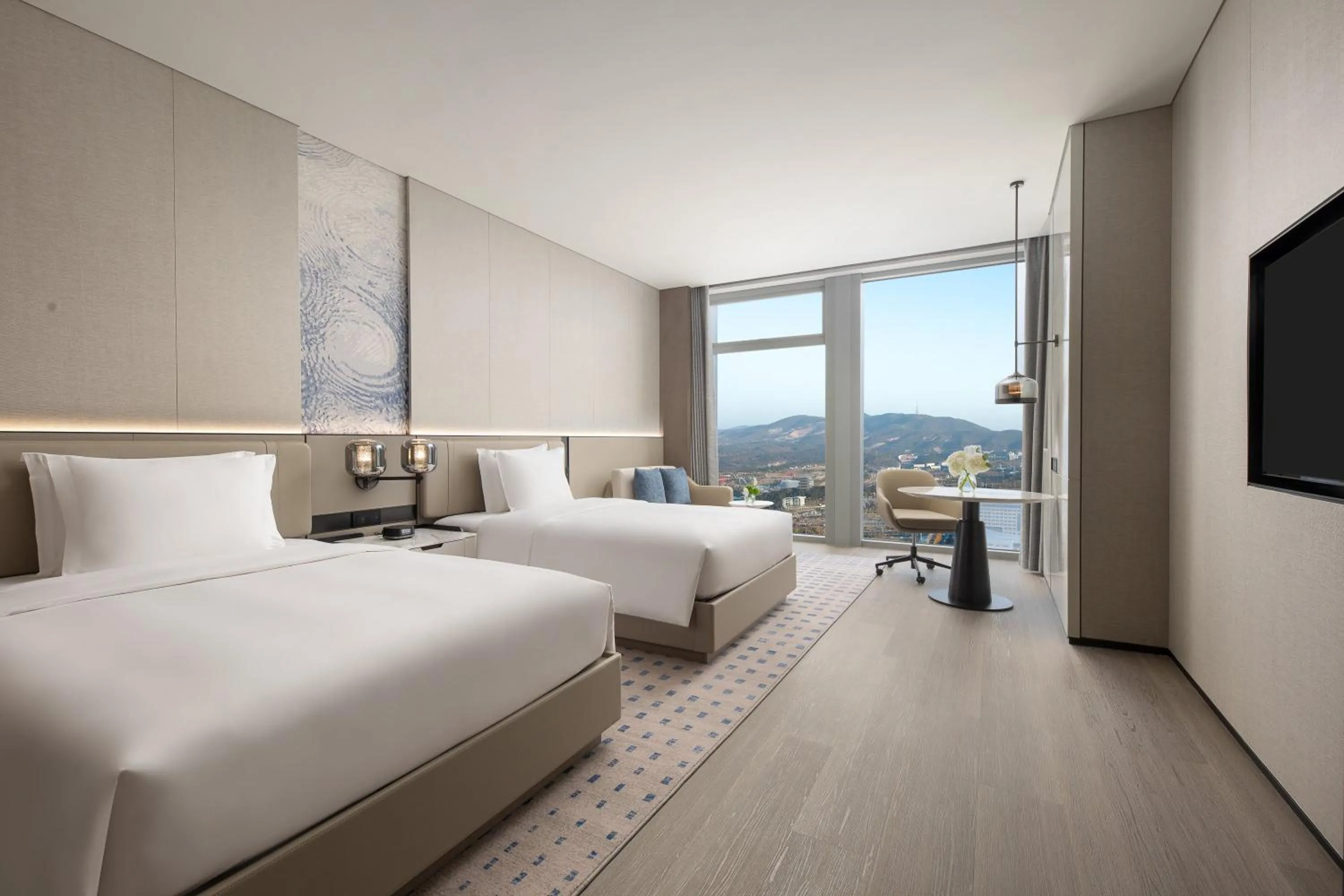 Photo of the whole room, Bed in Crowne Plaza Jingmen by IHG