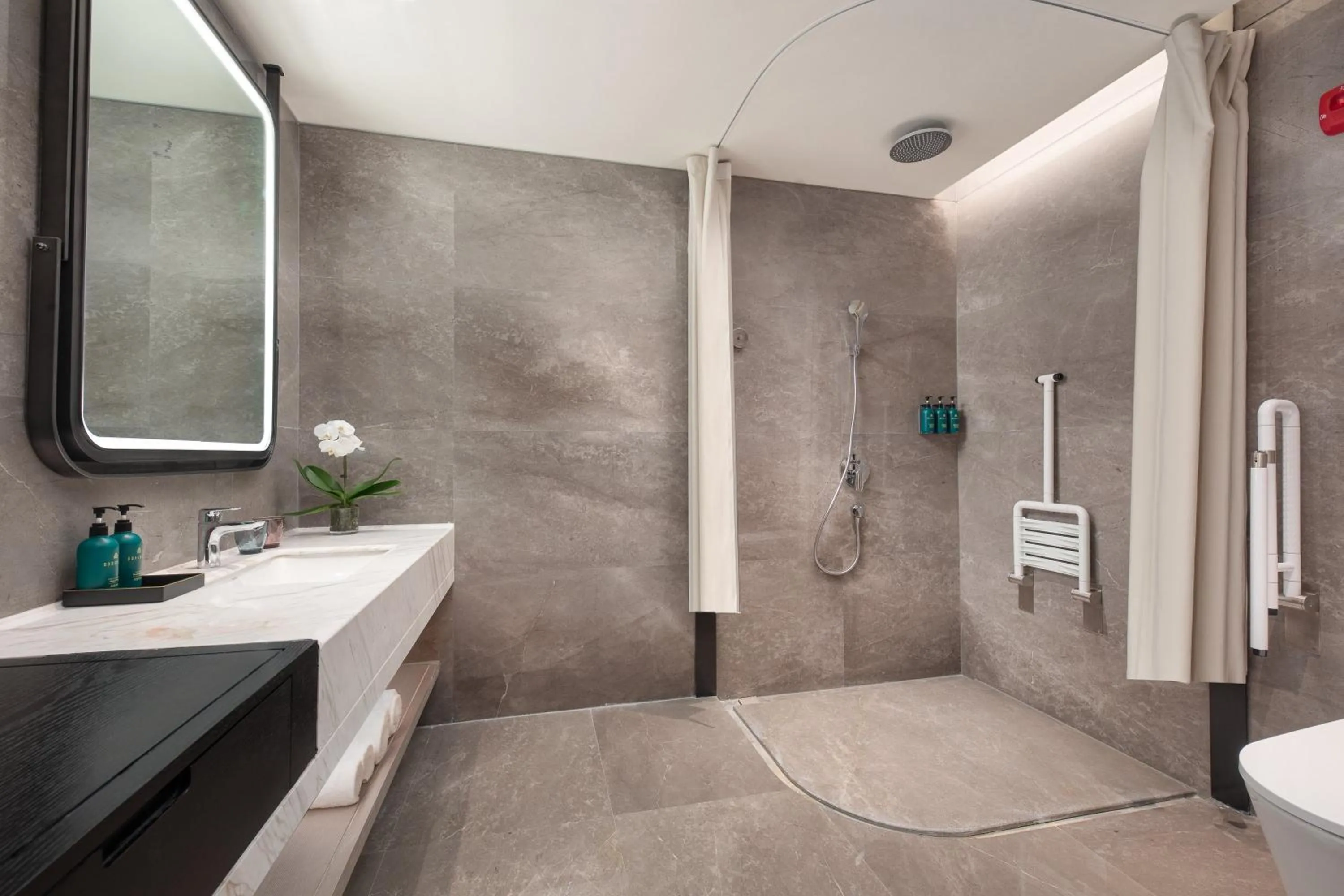 Photo of the whole room in Crowne Plaza Jingmen by IHG