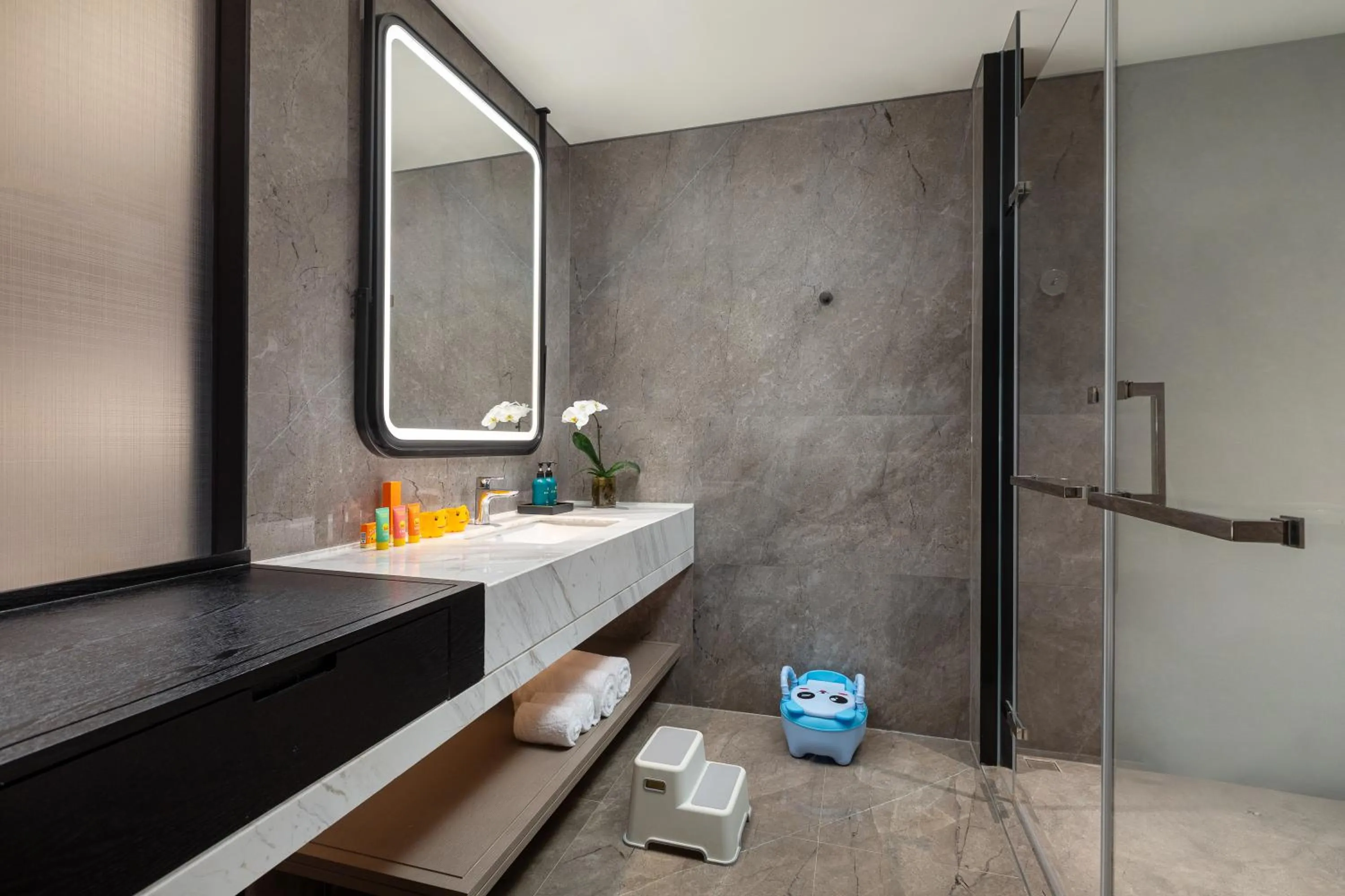 Bathroom in Crowne Plaza Jingmen by IHG