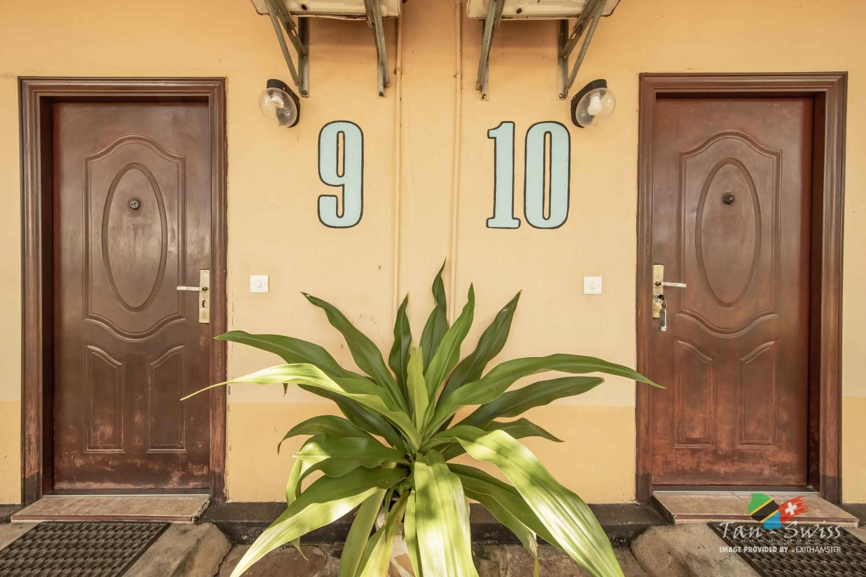 Facade/entrance in Tan-Swiss Lodge