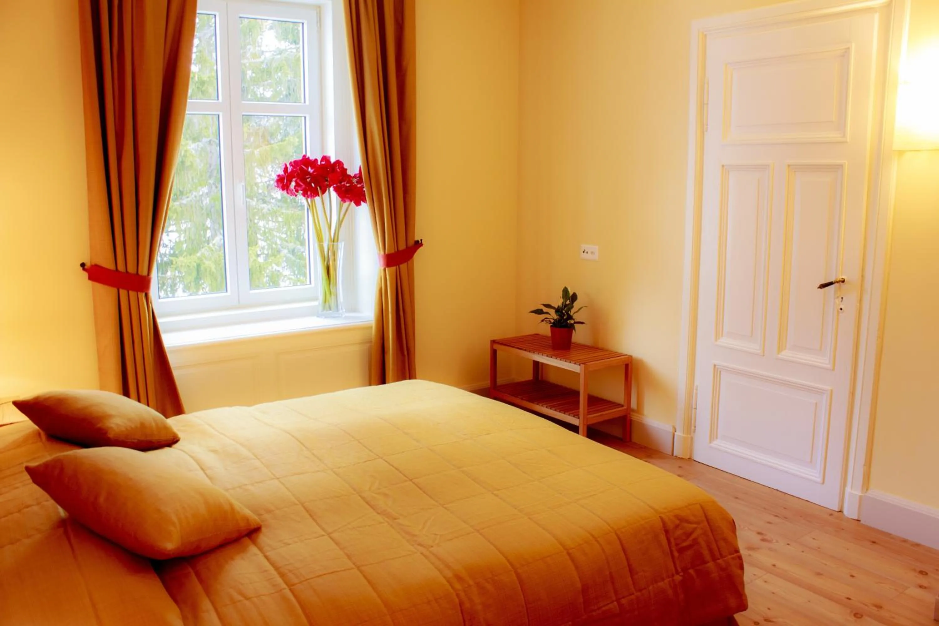 Bedroom, Bed in Maloja Palace Residence Engadin-St Moritz CO2-Neutral