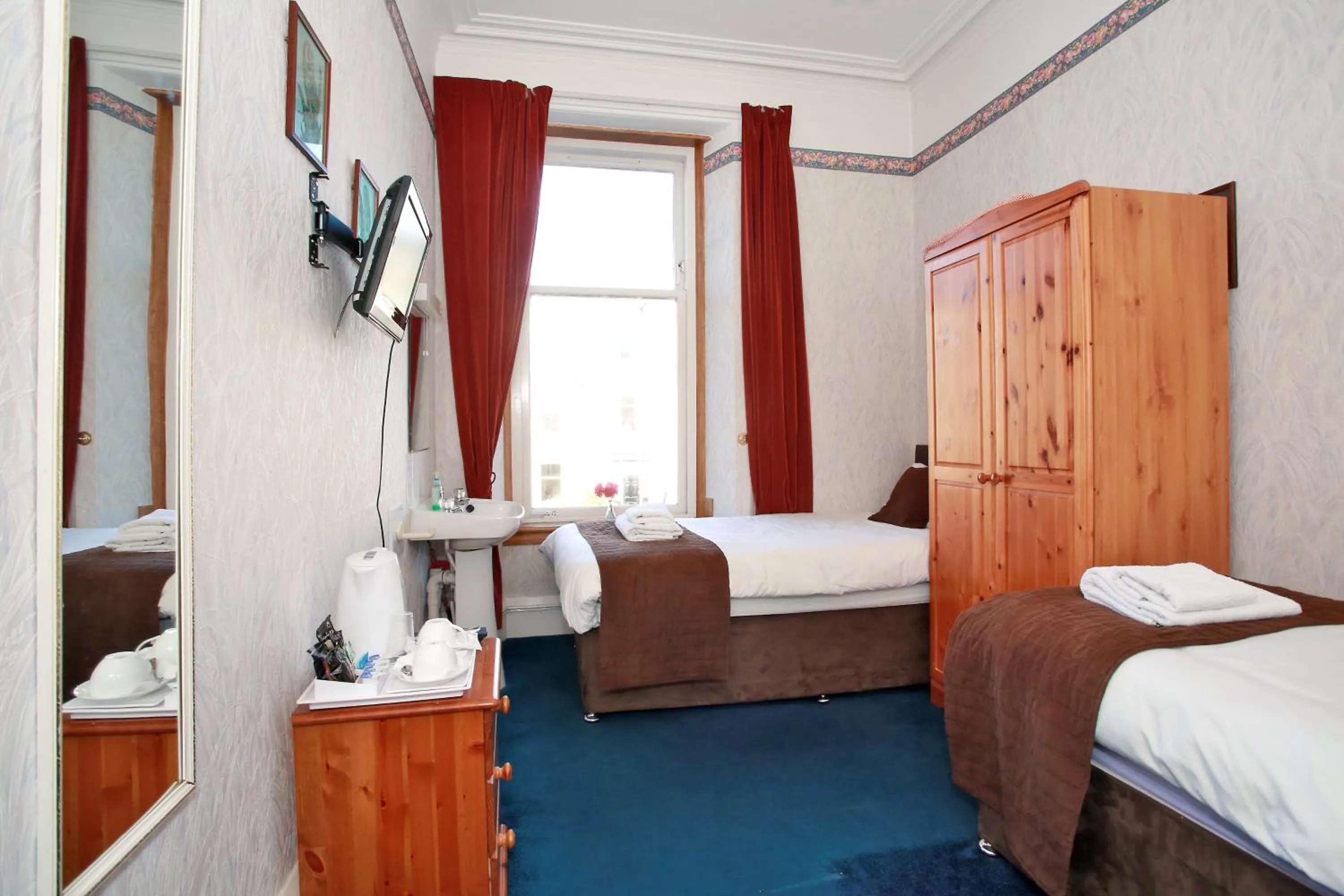 Photo of the whole room, Bed in CitiHouse Aberdeen West End