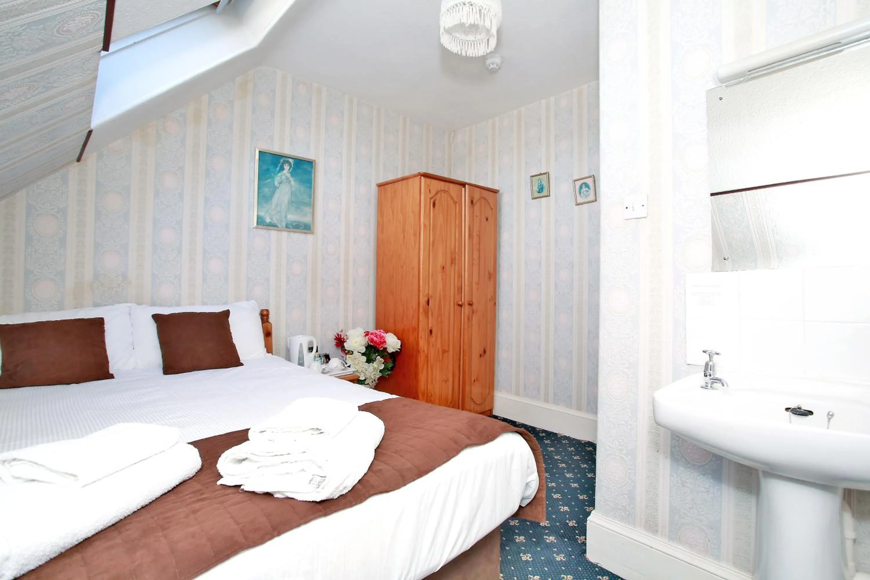 Bedroom, Bed in CitiHouse Aberdeen West End