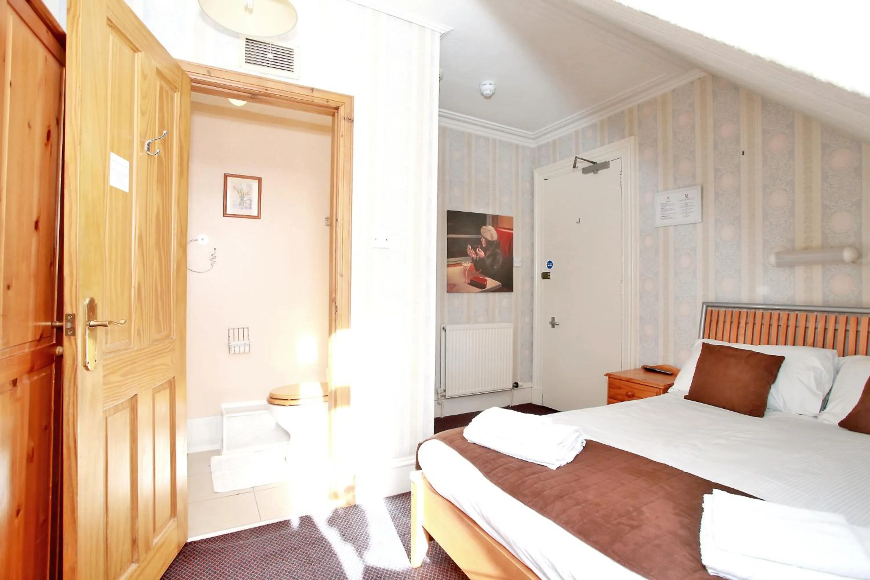 Photo of the whole room, Bed in CitiHouse Aberdeen West End