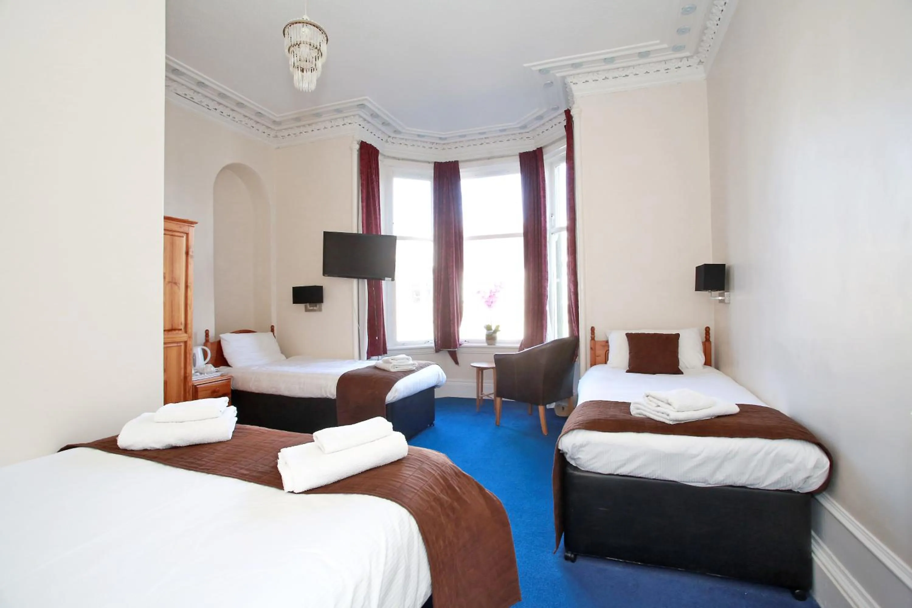 Photo of the whole room, Bed in CitiHouse Aberdeen West End