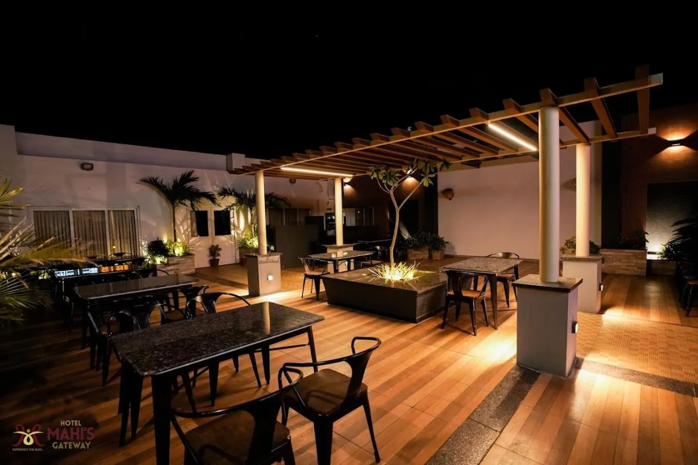 Restaurant/places to eat in Hotel Mahi's Gateway