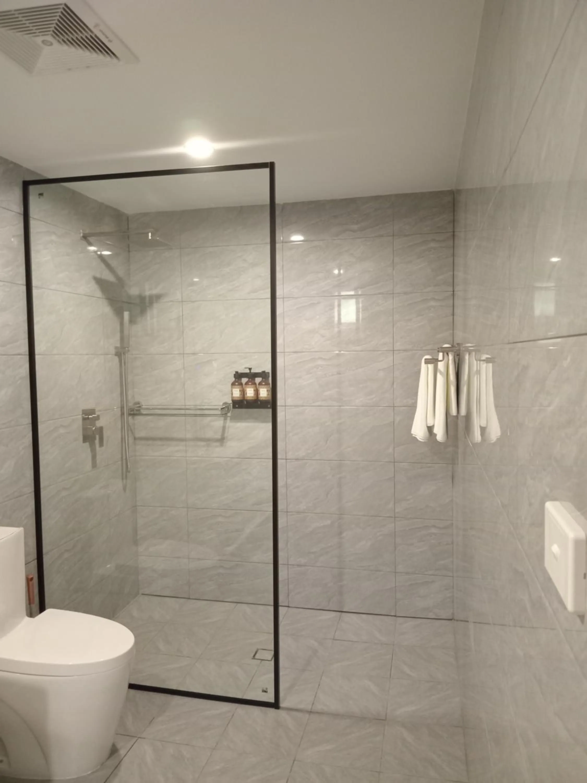 Toilet in Hibiscus Suites And Residences