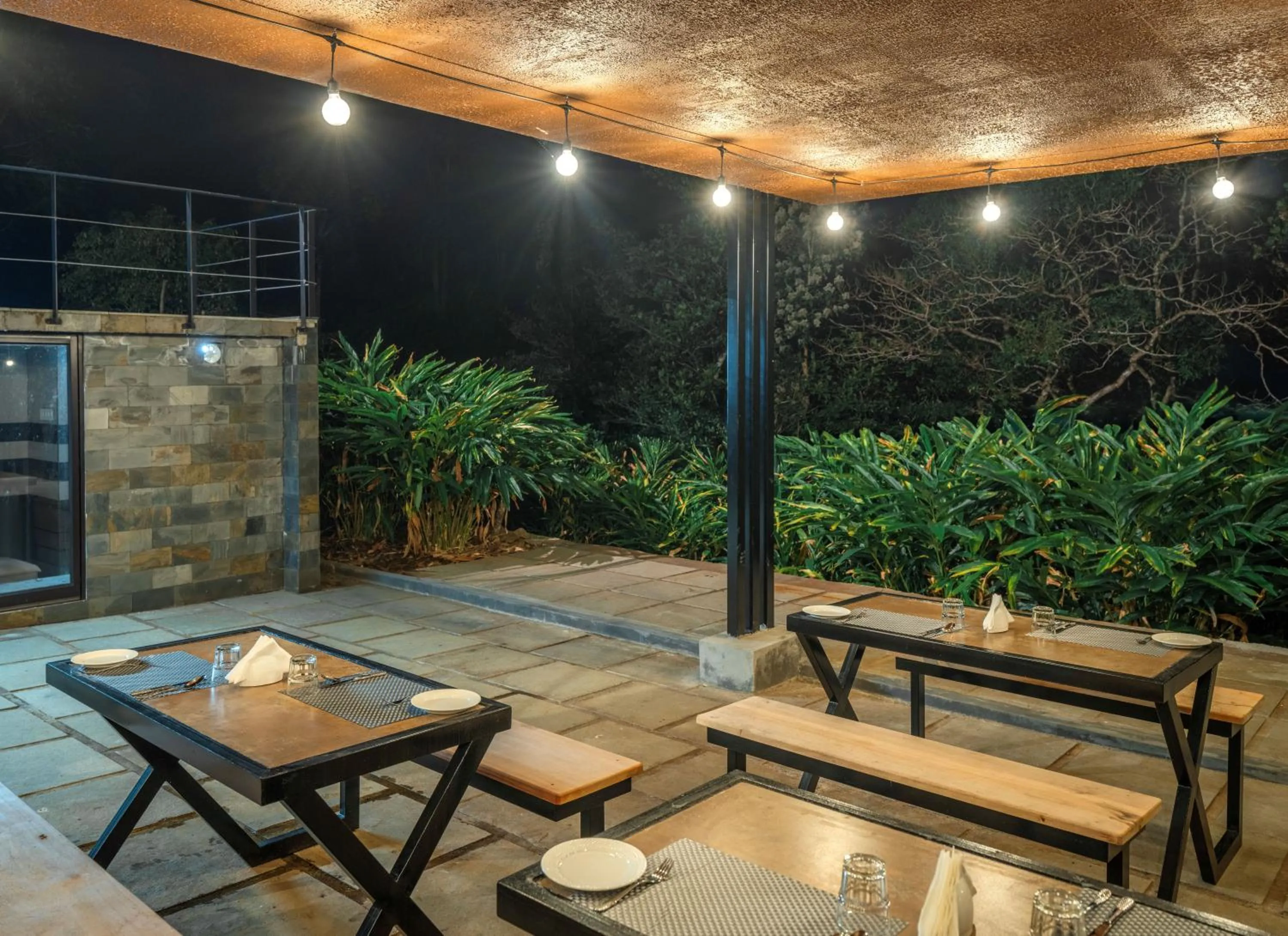 Restaurant/places to eat in Ela Luxury Stay