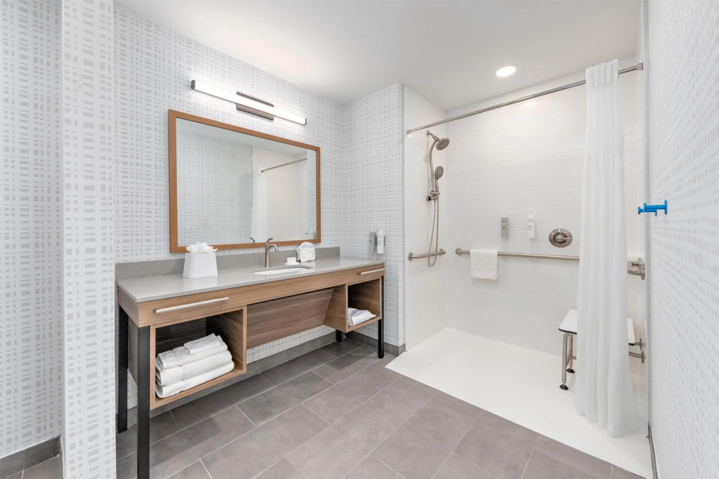 Bathroom in Hampton Inn & Suites by Hilton Little Rock Airport