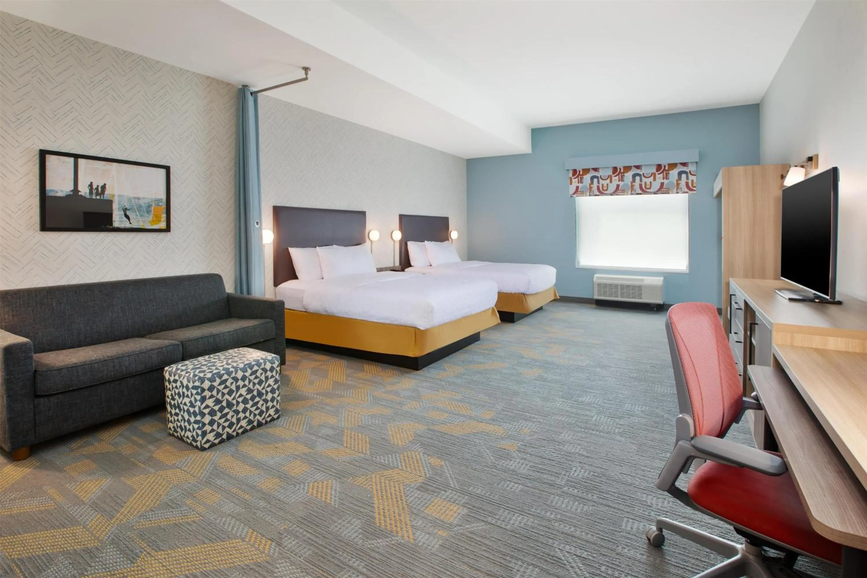 Living room, Bed in Home2 Suites By Hilton Traverse City