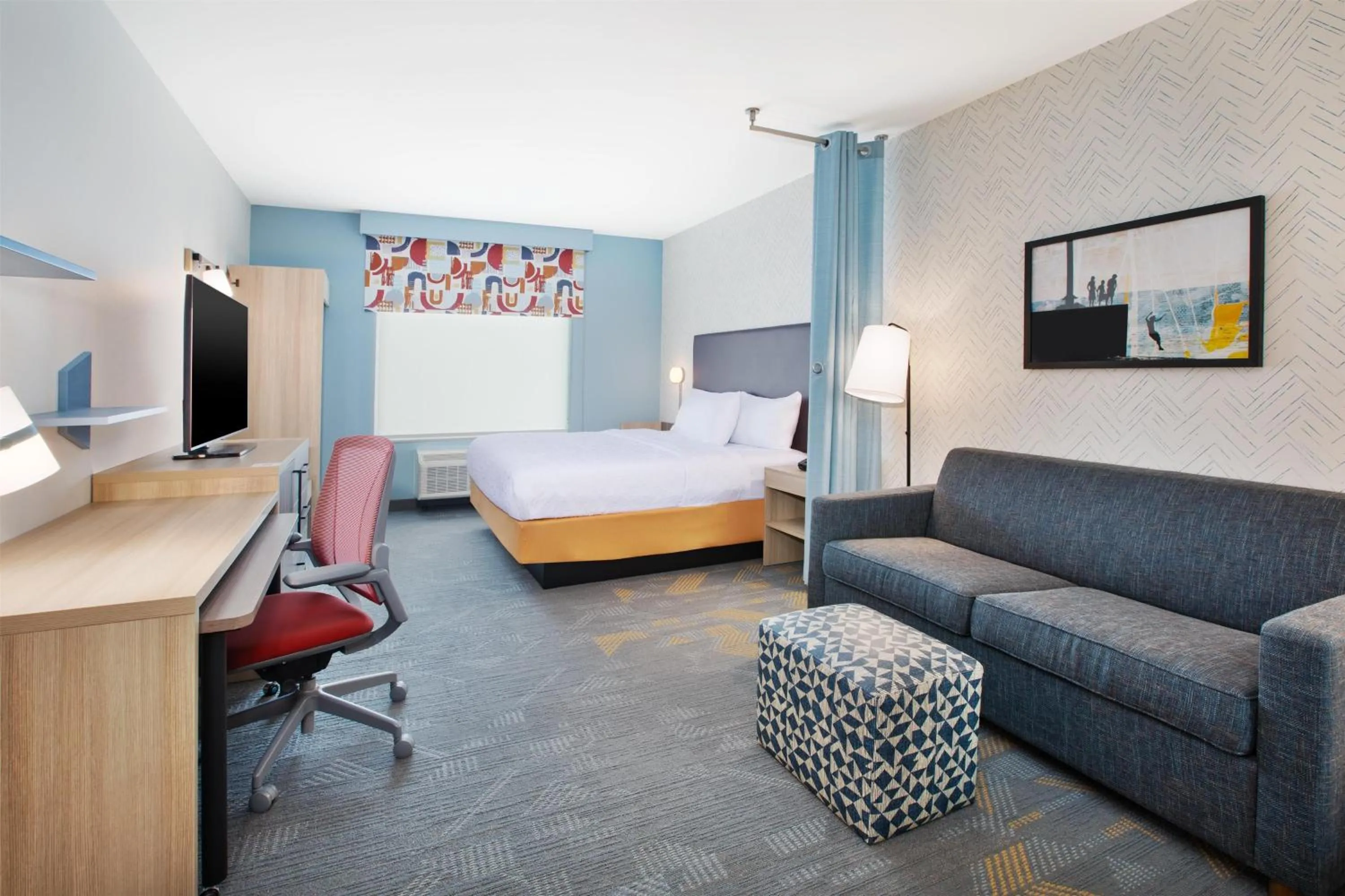 Living room, Bed in Home2 Suites By Hilton Traverse City