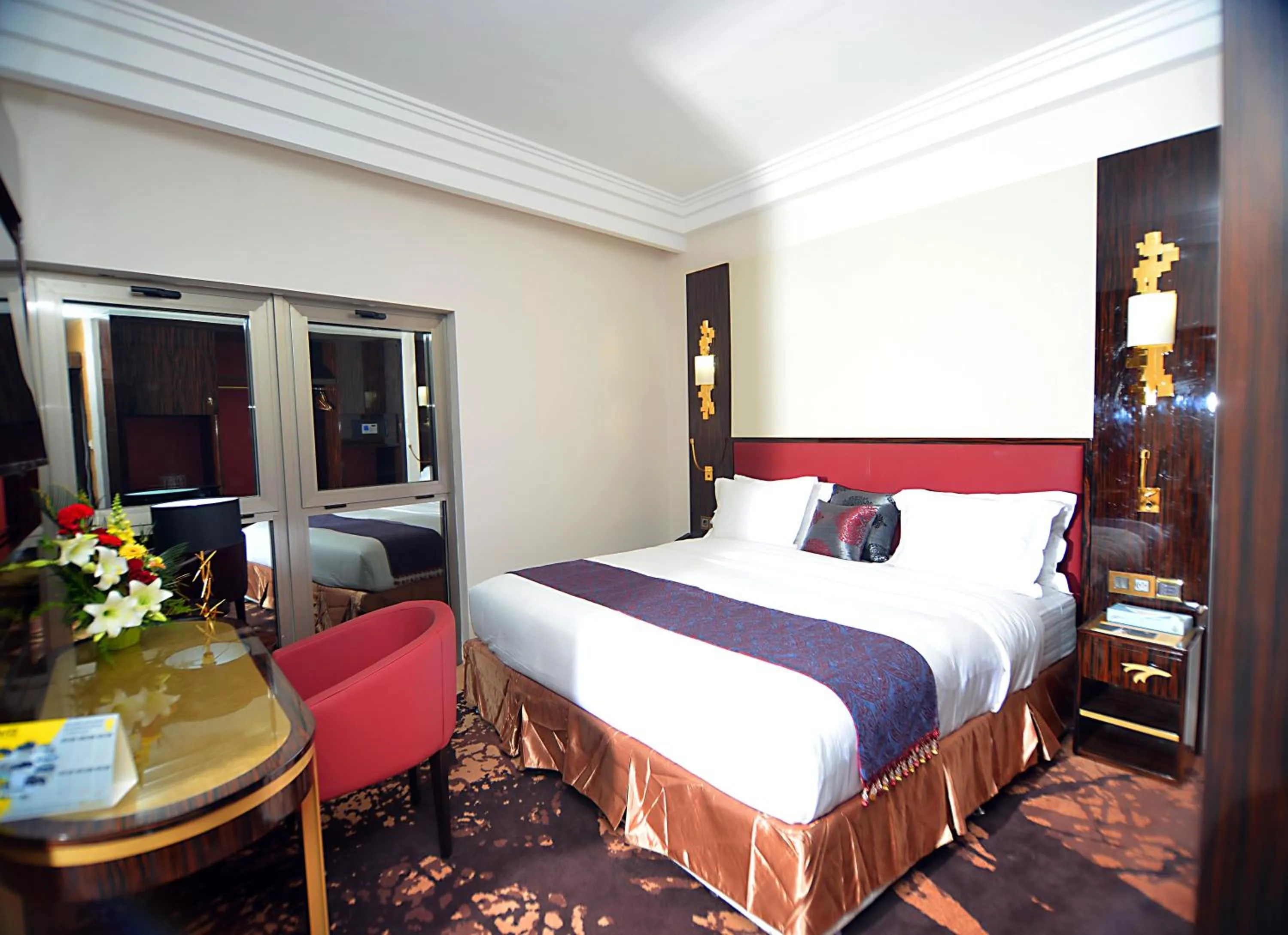 Bedroom, Bed in Hôtel Fleur de Lys Plateau