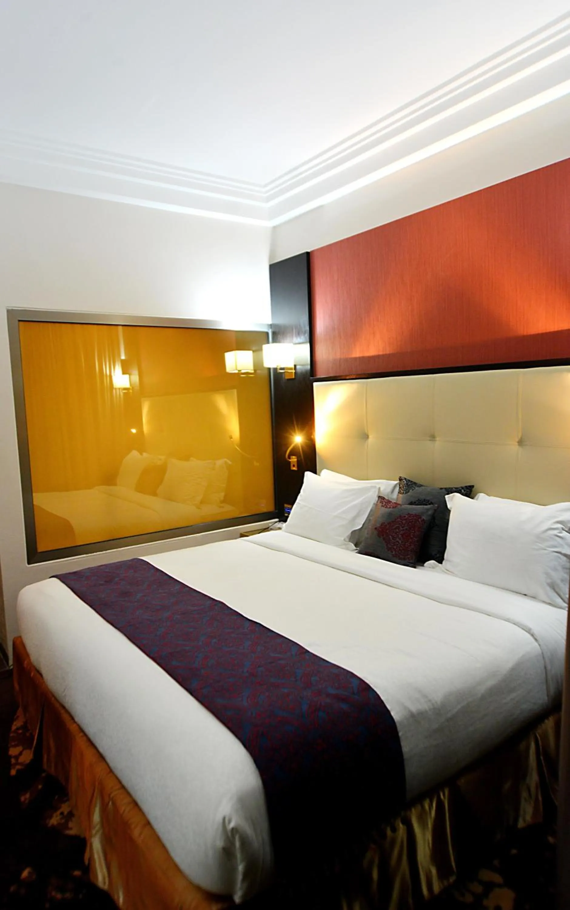 Bedroom, Bed in Hôtel Fleur de Lys Plateau