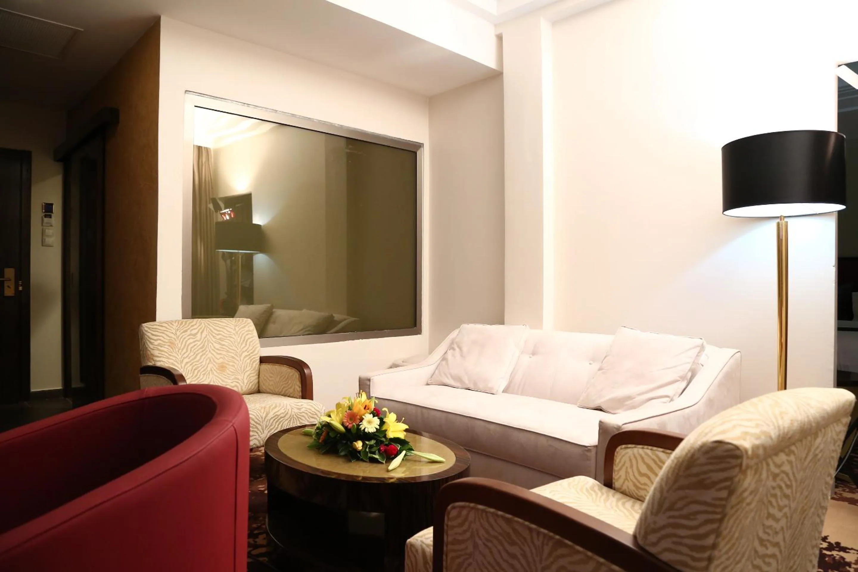 Living room in Hôtel Fleur de Lys Plateau