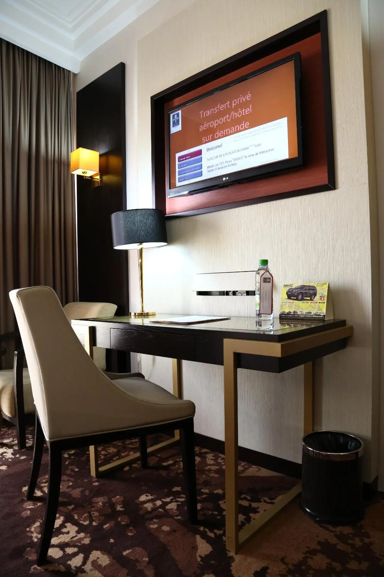 Seating area in Hôtel Fleur de Lys Plateau