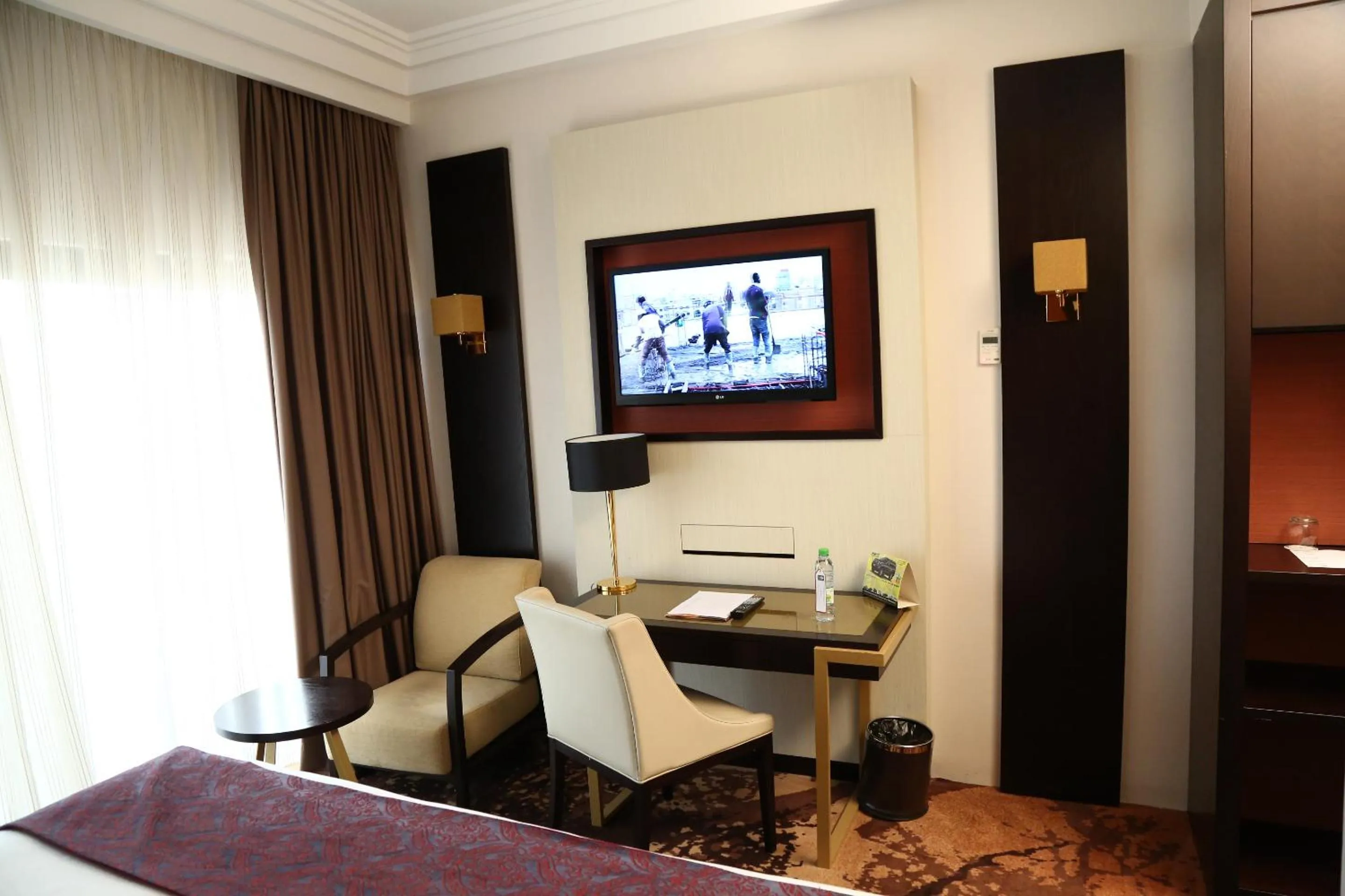 Bedroom, Bed in Hôtel Fleur de Lys Plateau