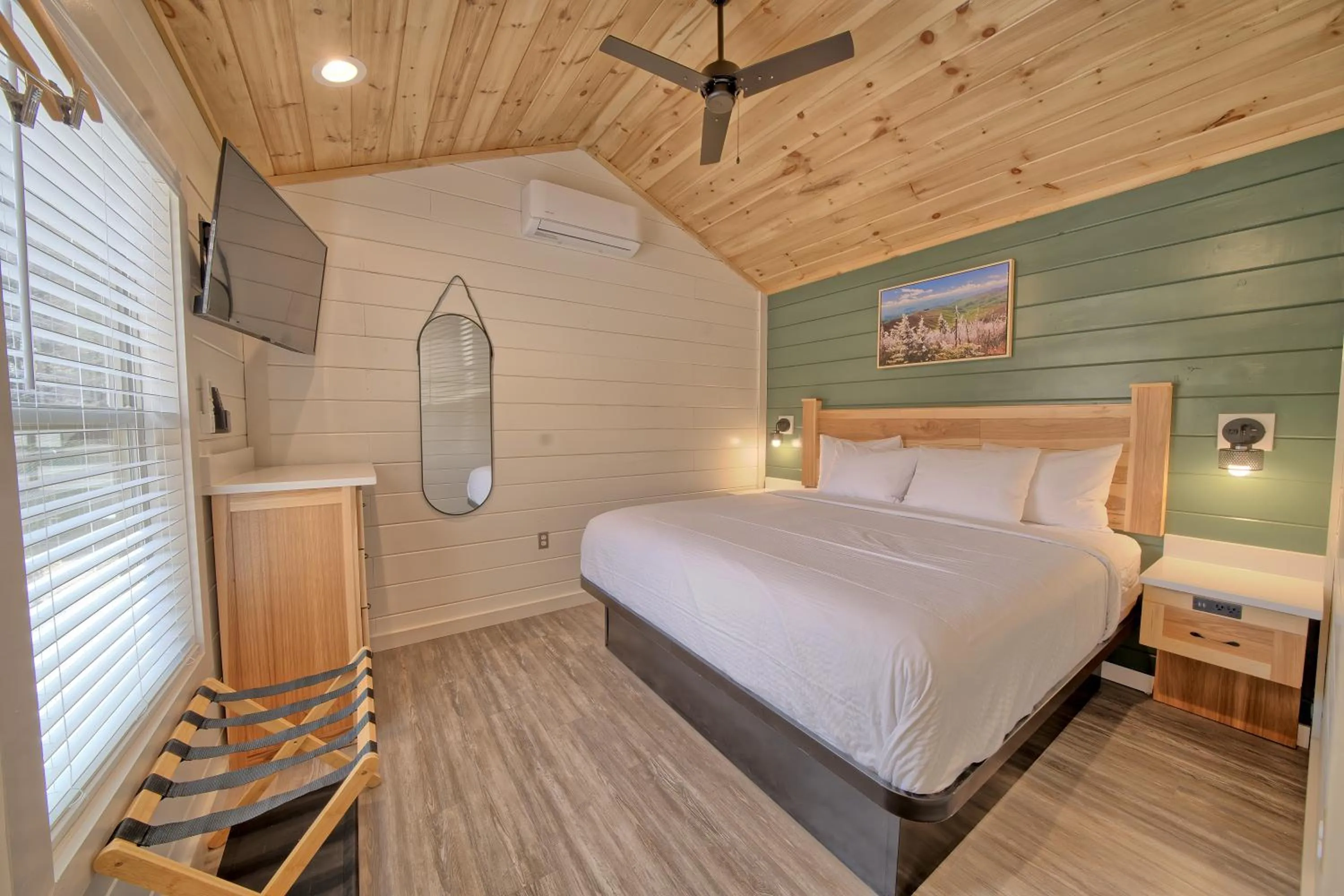 Bedroom, Bed in Dudley Creek RV Resort