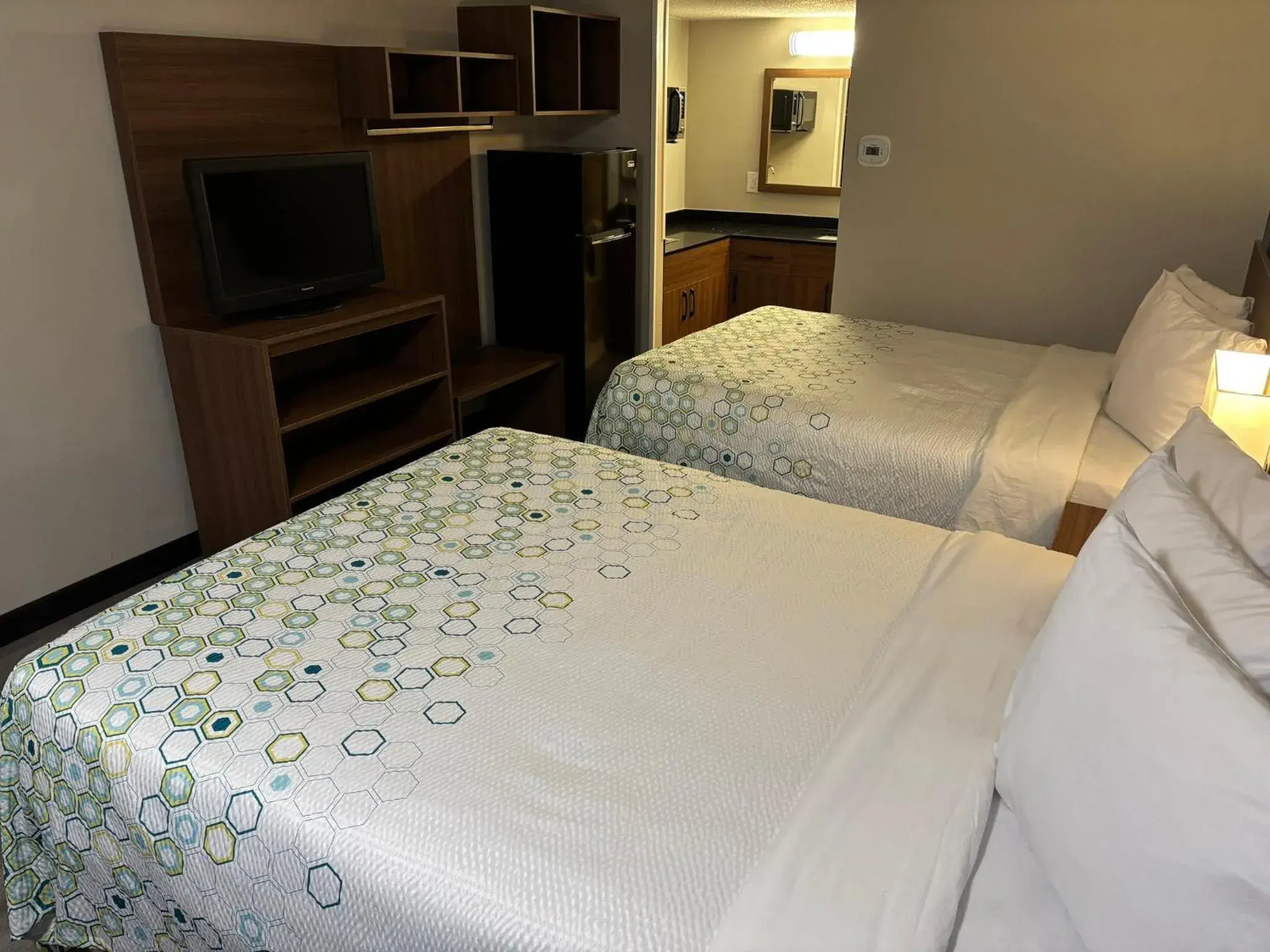 Studio Room with Two Queen Beds Non-Smoking in HomeTowne Studios by Red Roof Hagerstown - Williamsport, MD Studio Room with Two Queen Beds Non-Smoking in HomeTowne Studios by Red Roof Hagerstown - Williamsport, MD