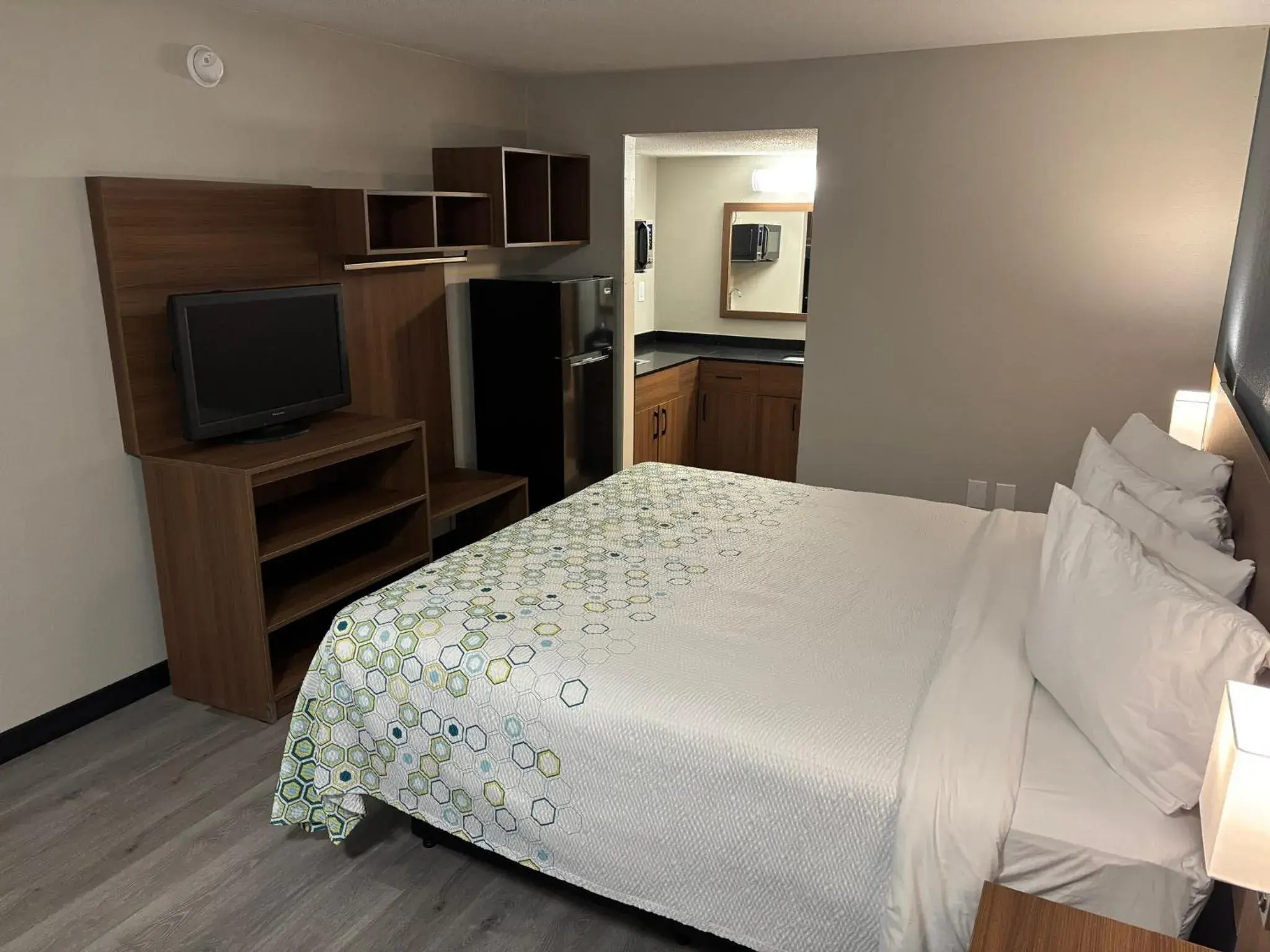 Studio King Room Disability Access Roll-In Shower Non-Smoking in HomeTowne Studios by Red Roof Hagerstown - Williamsport, MD Studio King Room Disability Access Roll-In Shower Non-Smoking in HomeTowne Studios by Red Roof Hagerstown - Williamsport, MD