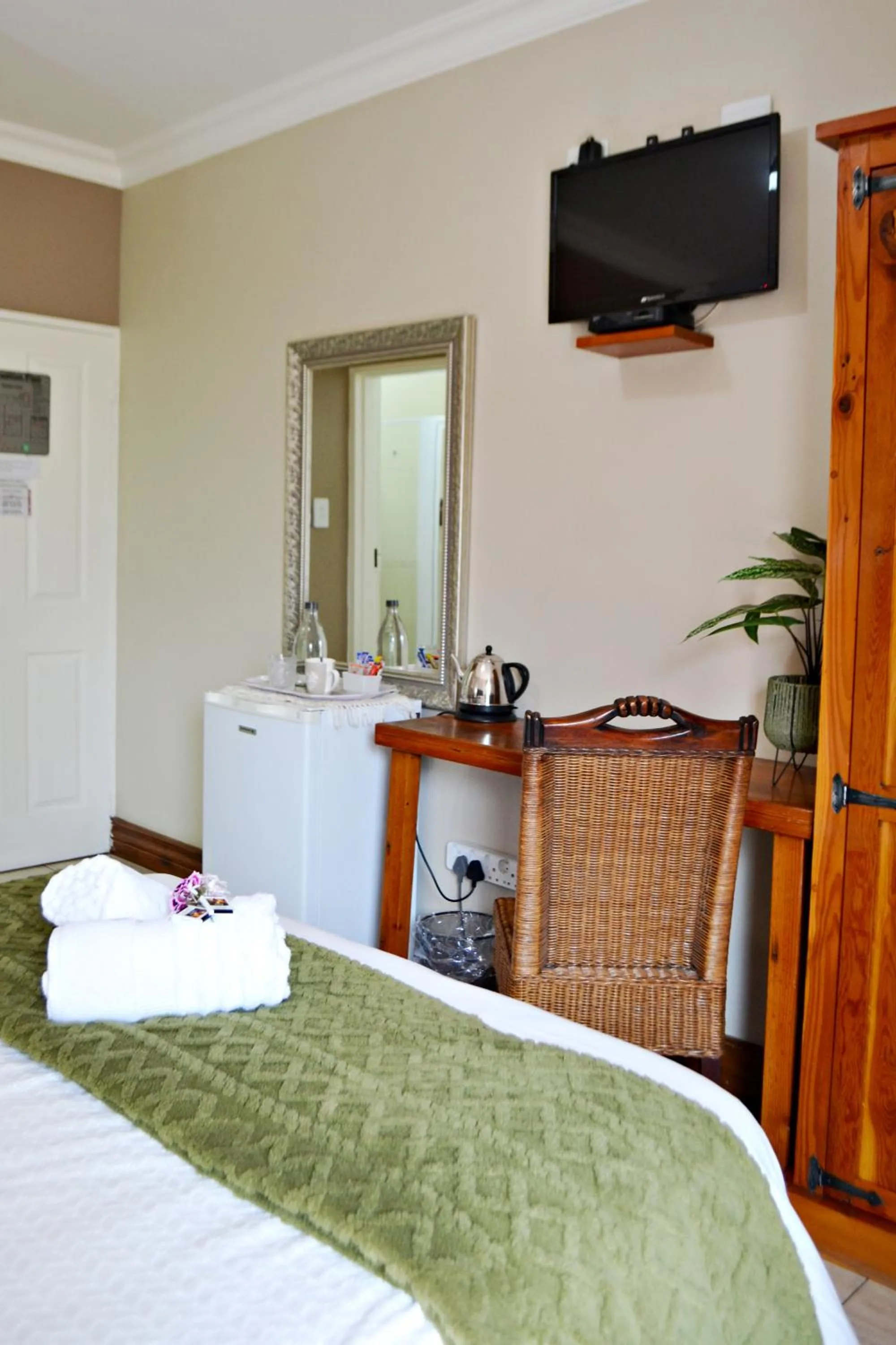 TV and multimedia, Bed in Bokmakierie Gastehuis Emalahleni Pty Ltd